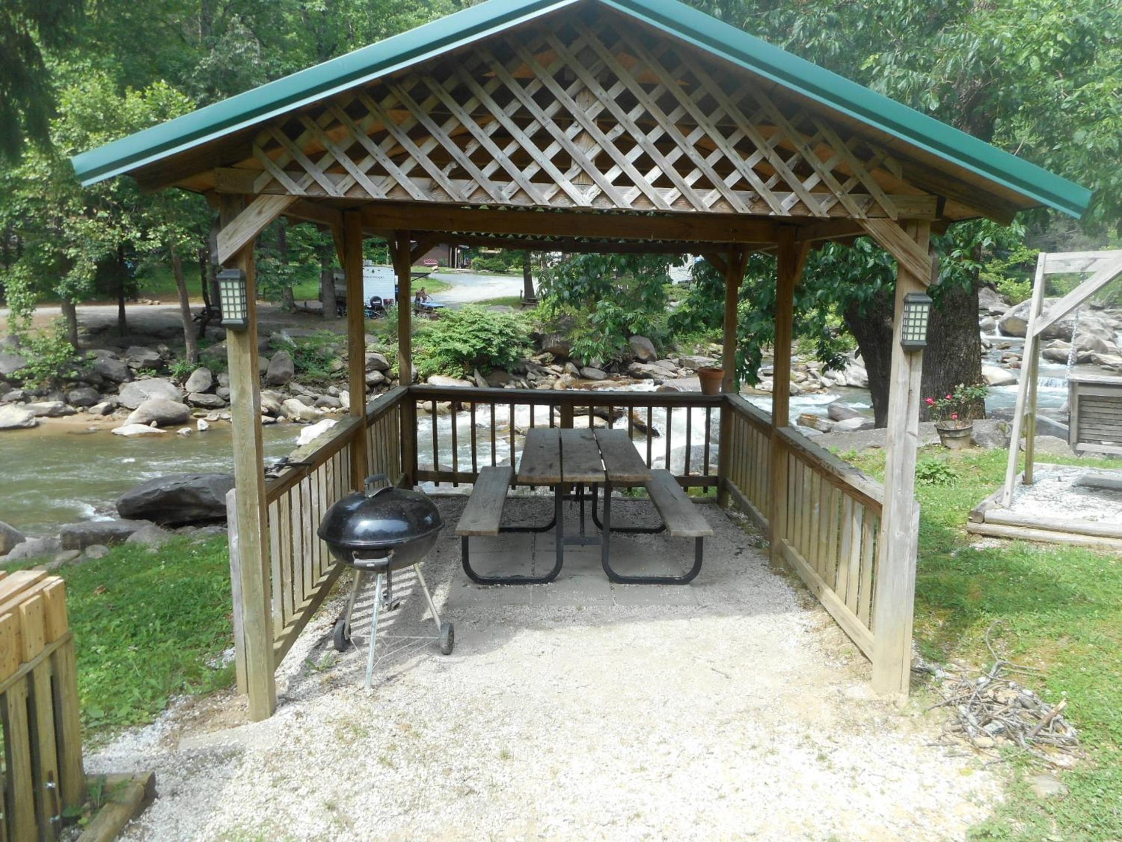 The Evening Shade River Lodge and Cabins