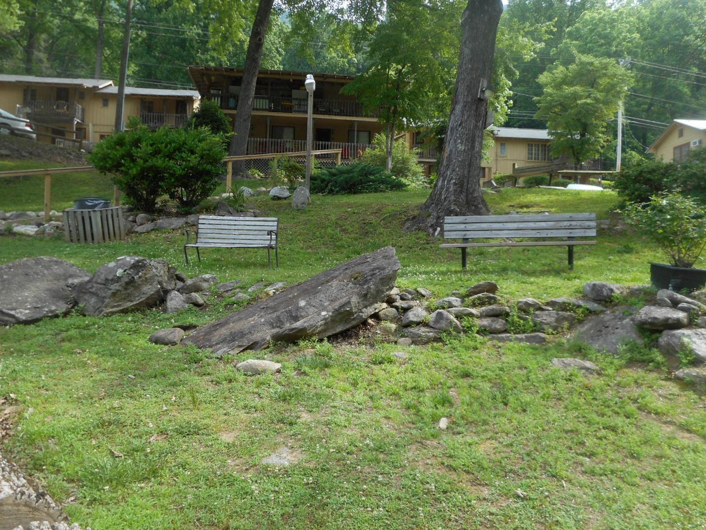 The Evening Shade River Lodge and Cabins