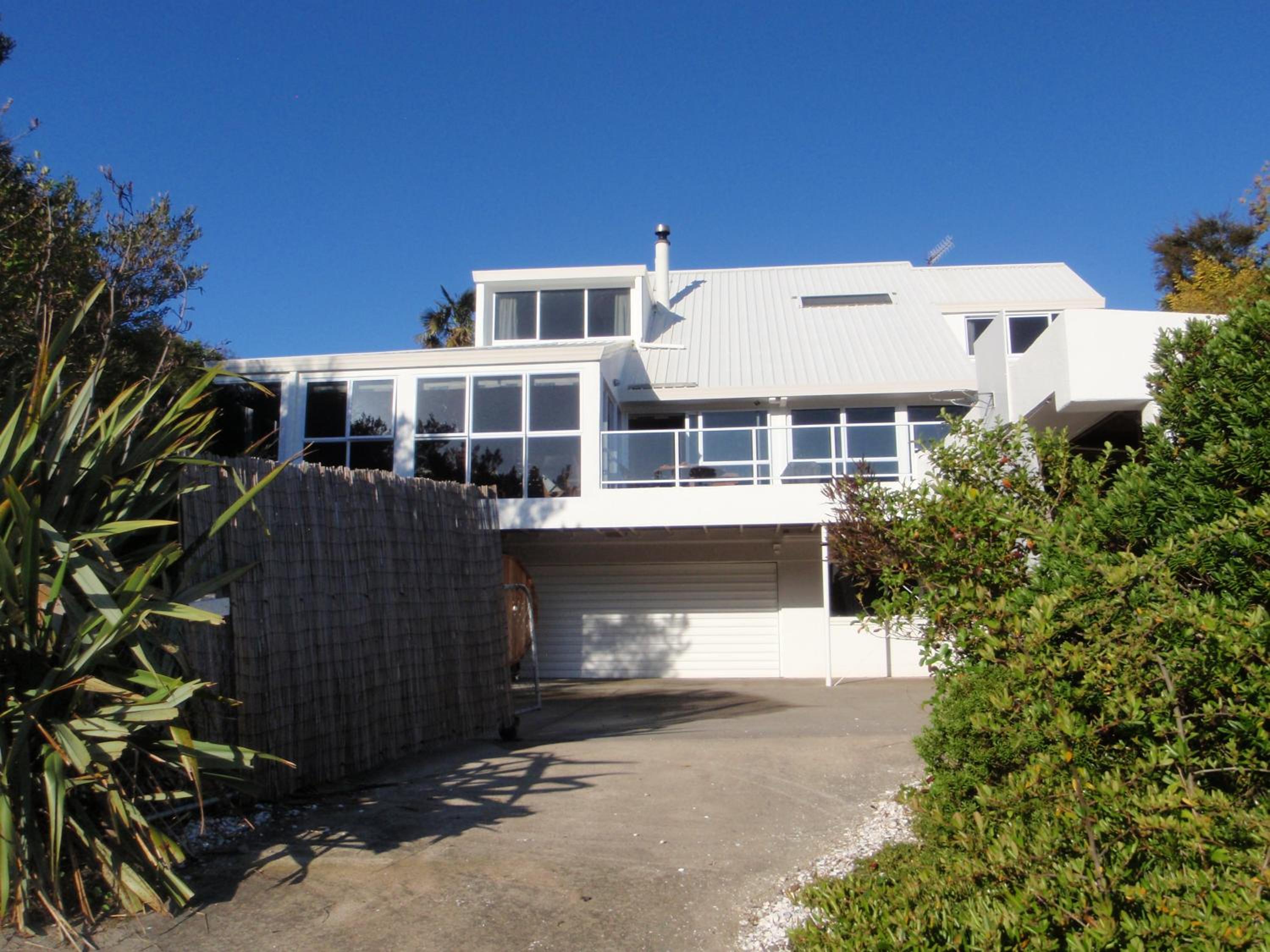 BEACH FRONT:Palms-on-the-beach.KAITERITERI. view 4
