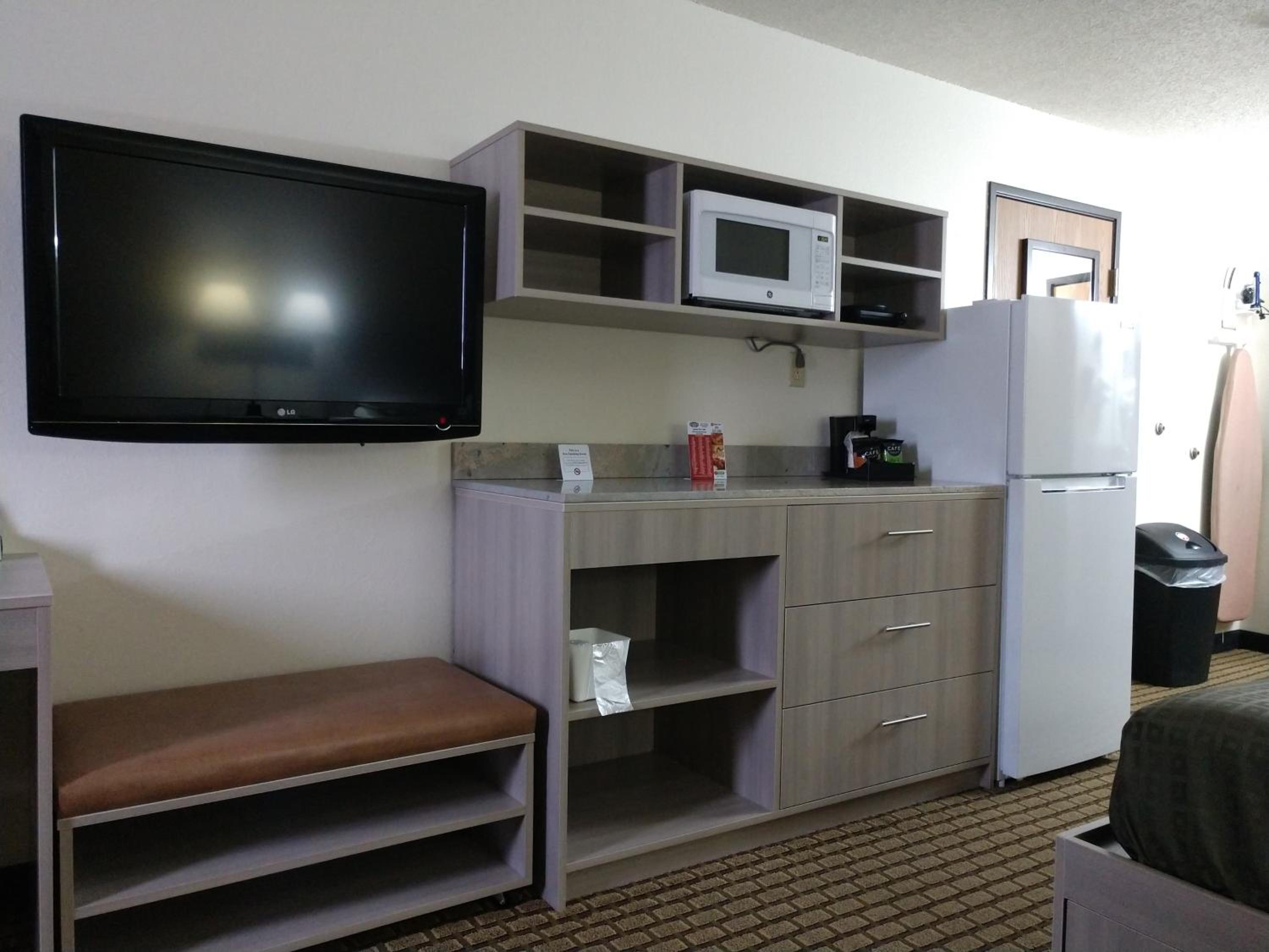 Bearcat Inn and Suites - Property Image 3