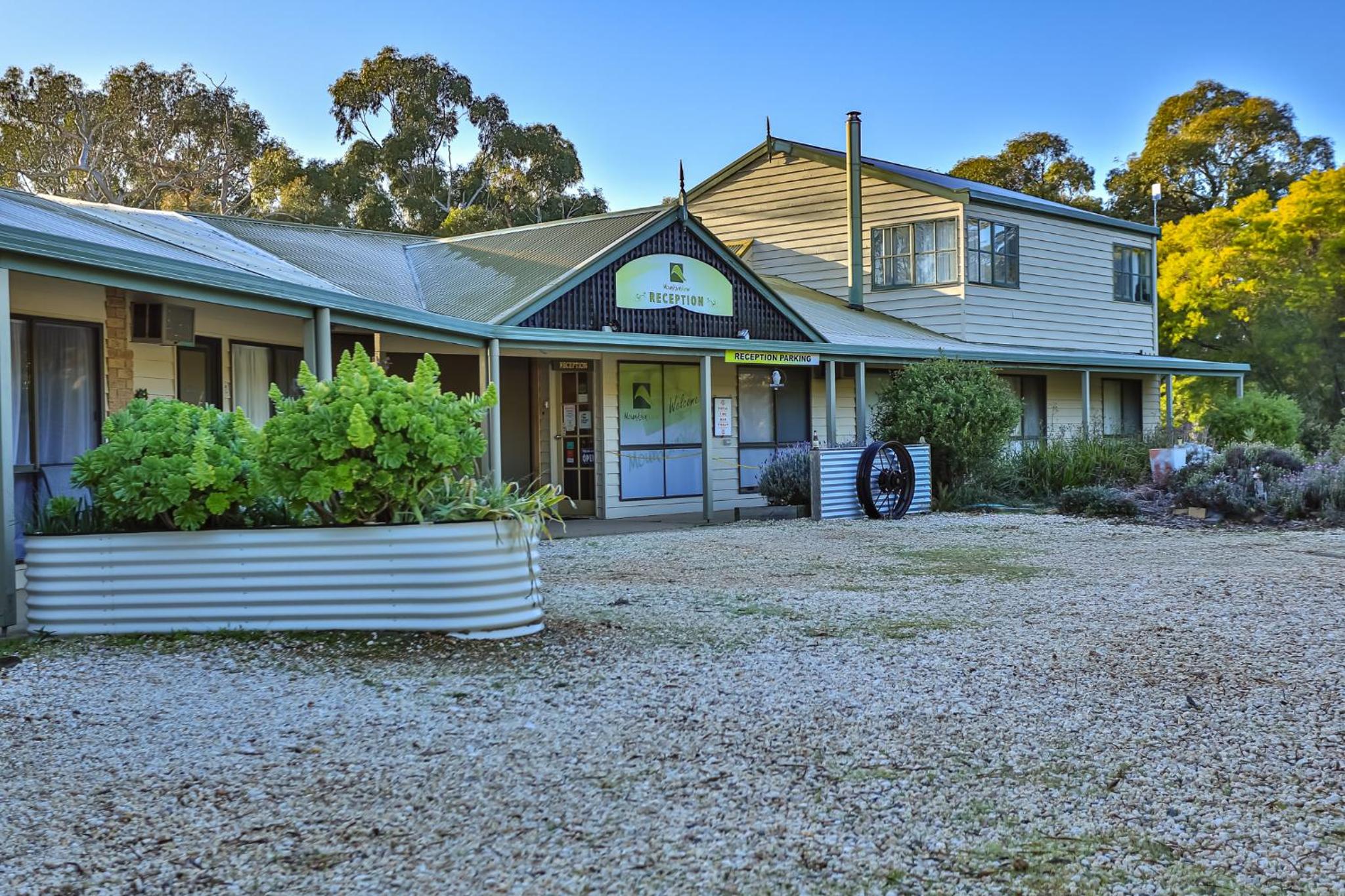 Mountain View Motor Inn & Holiday Lodges