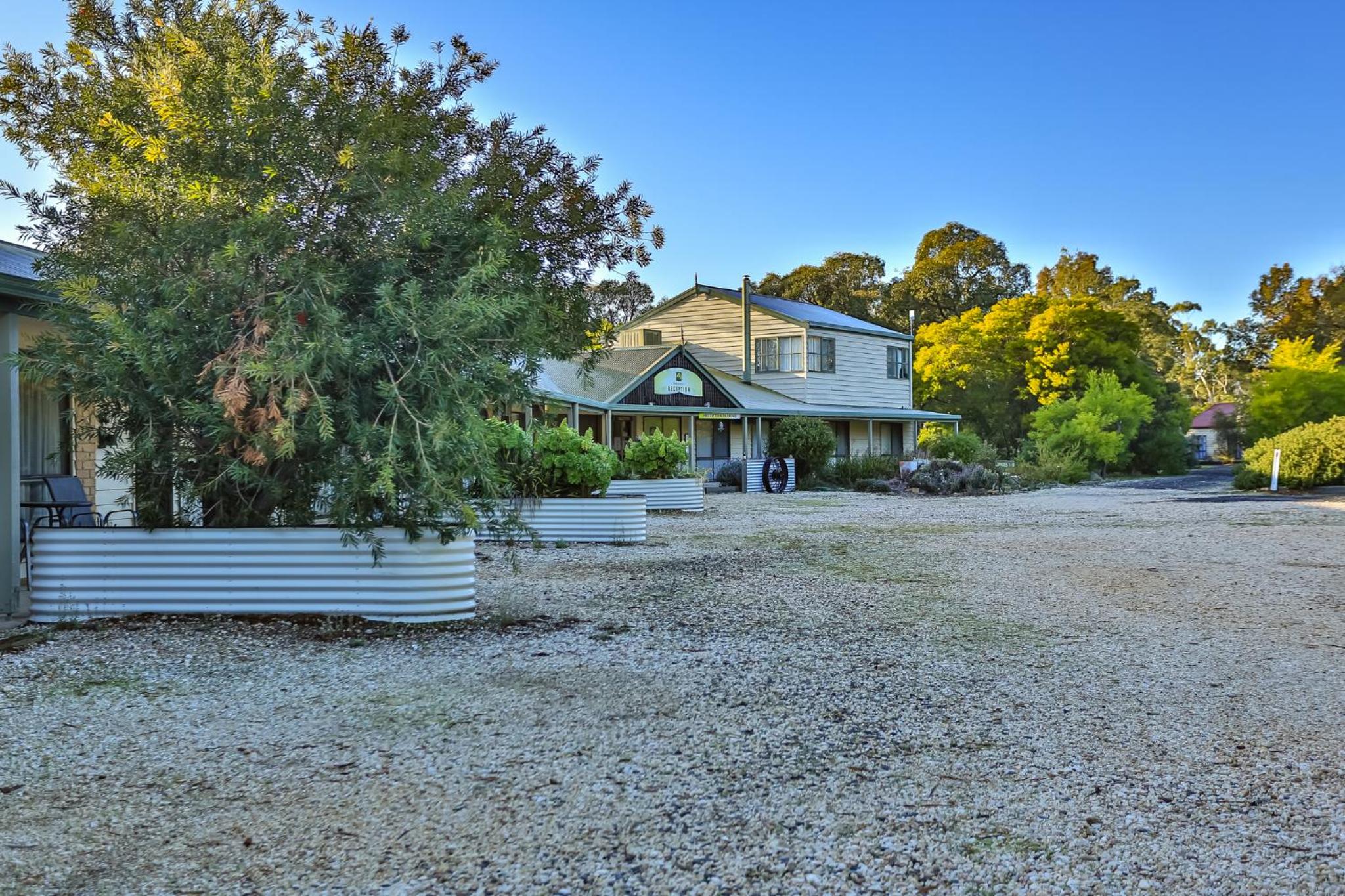 Mountain View Motor Inn & Holiday Lodges