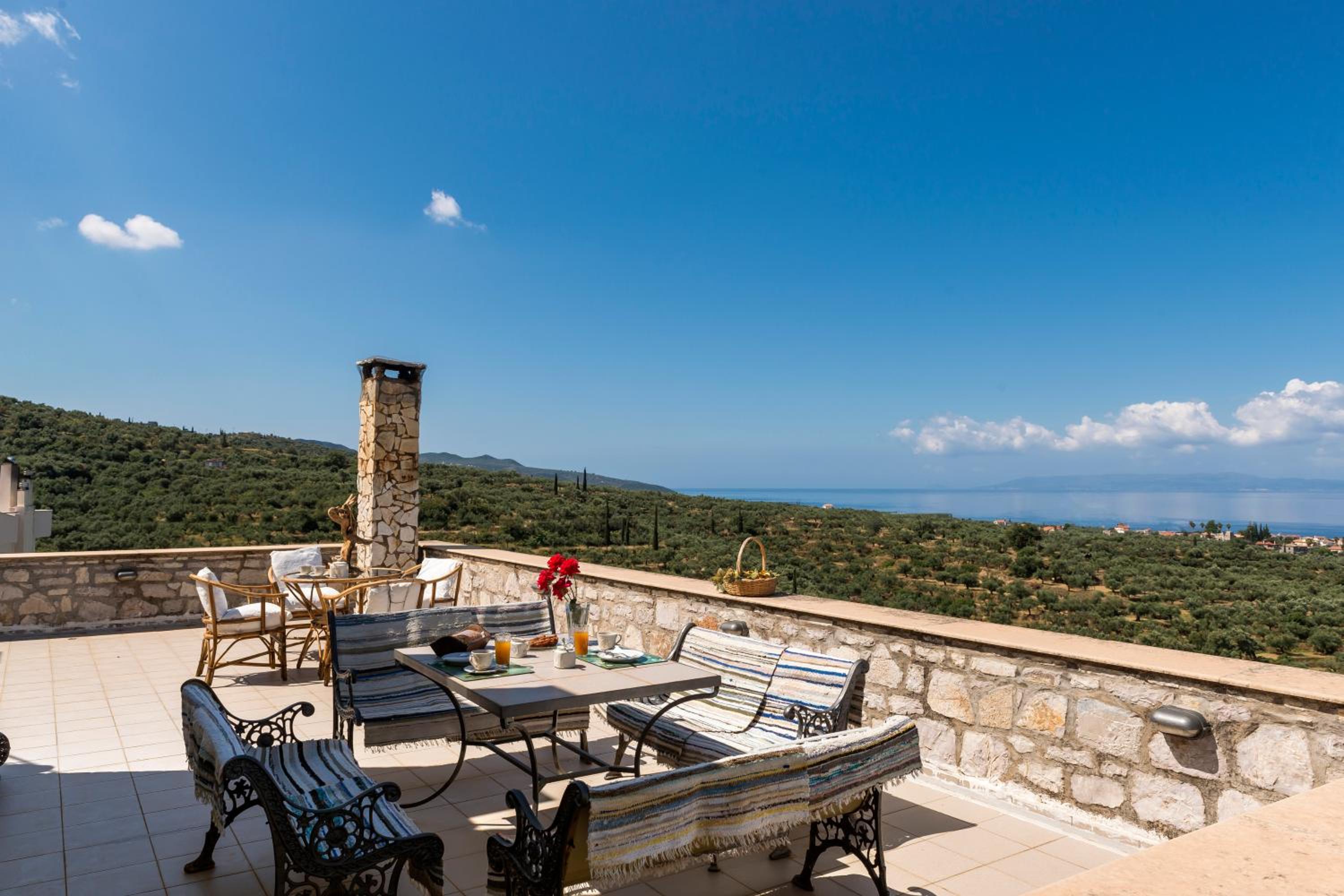 Majestic Chateau - Spectacular Seascapes & Pool view 4