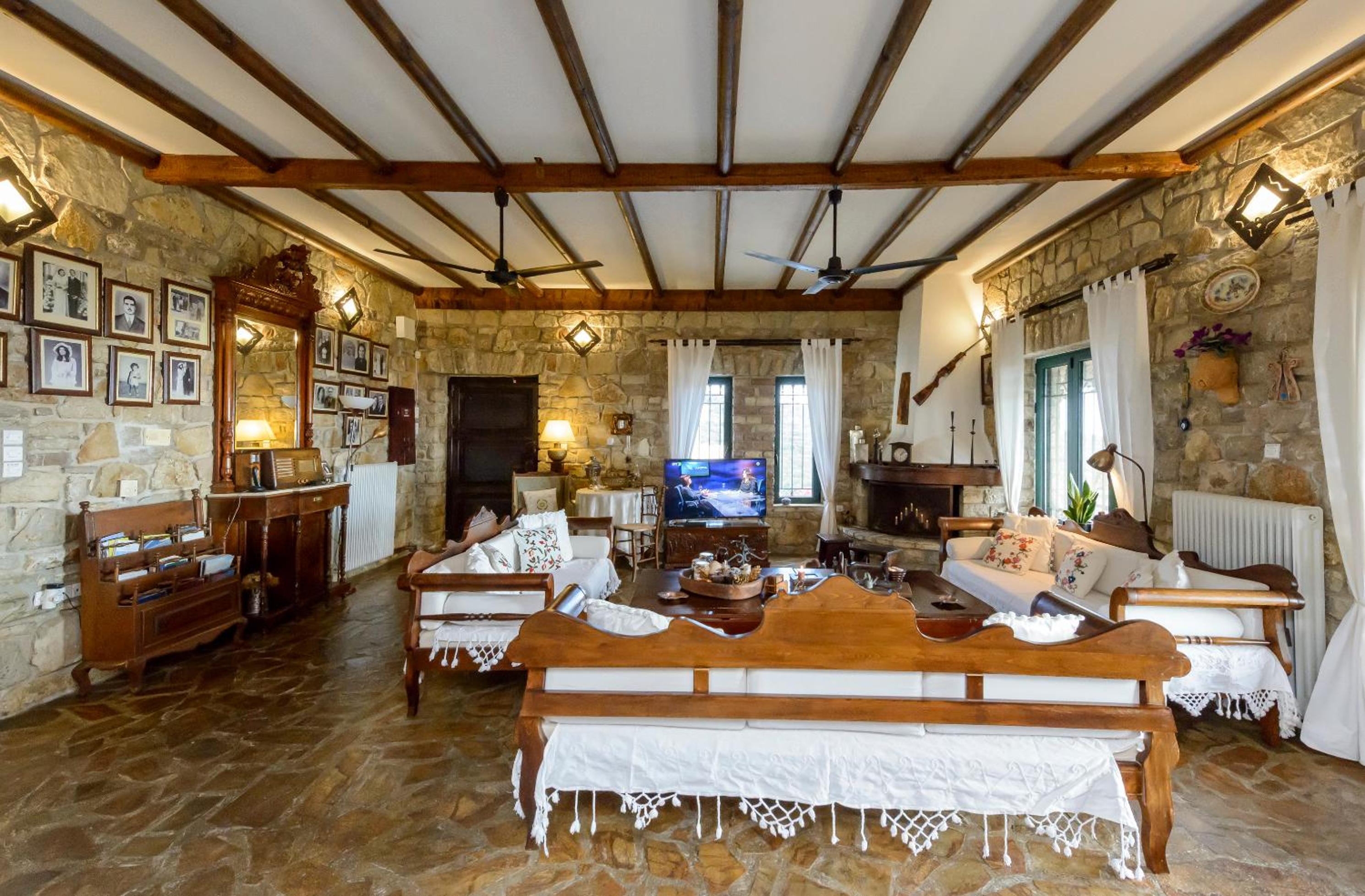 Majestic Chateau - Spectacular Seascapes & Pool view 3