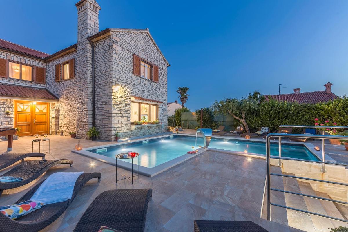 Hotel Greenhouse Unna with heated pool - Image 1