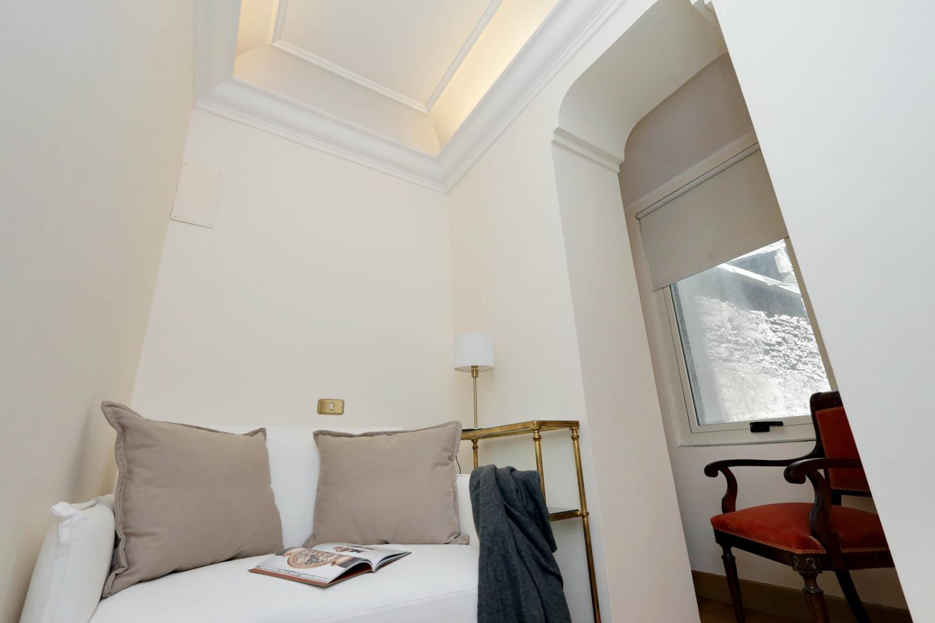 Elegant apartment nearby Trevi Fountain