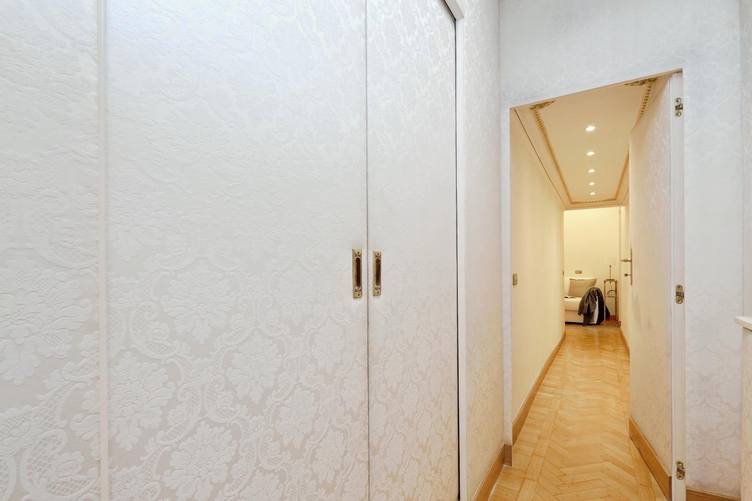 Elegant apartment nearby Trevi Fountain