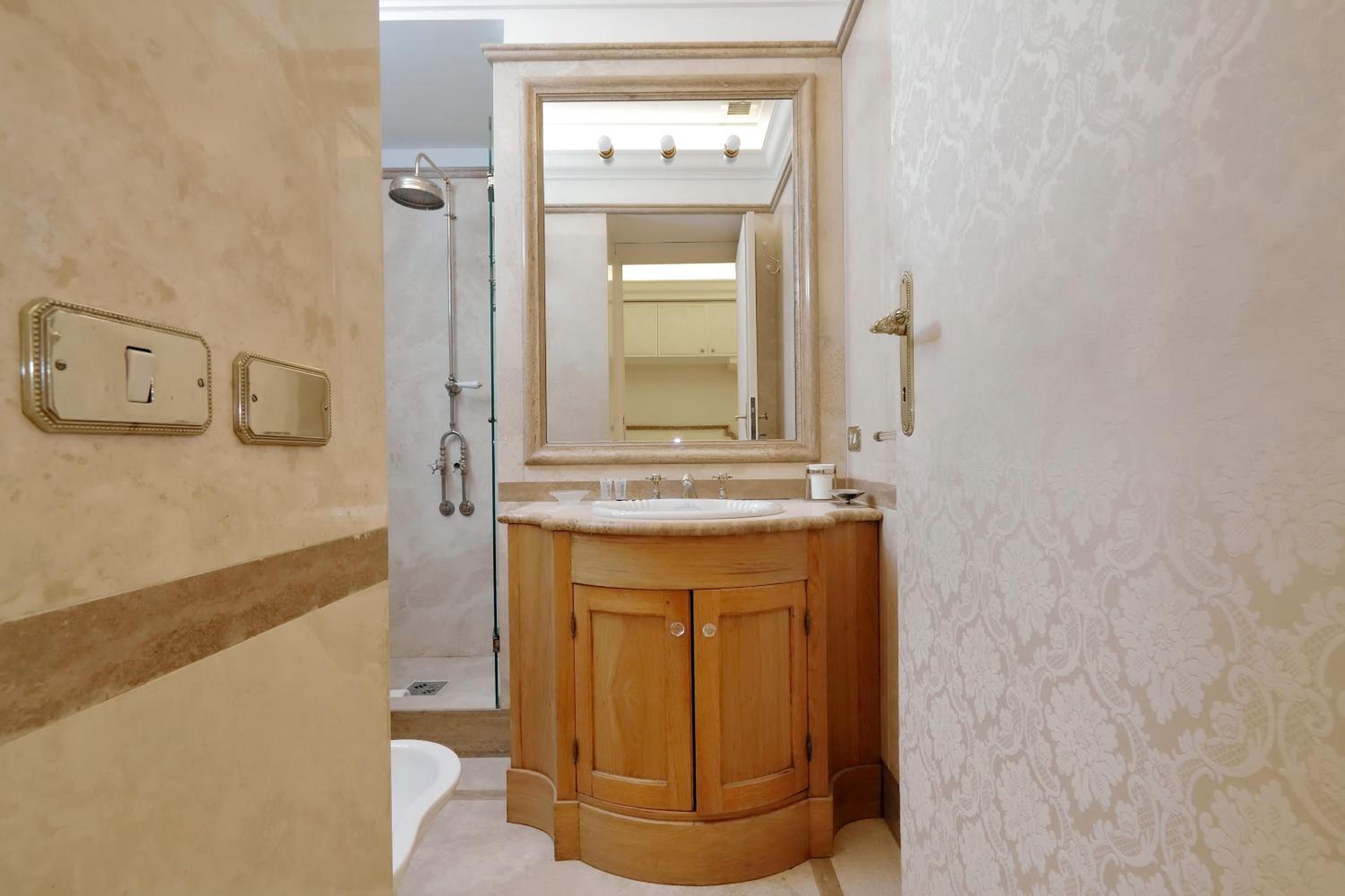Elegant apartment nearby Trevi Fountain