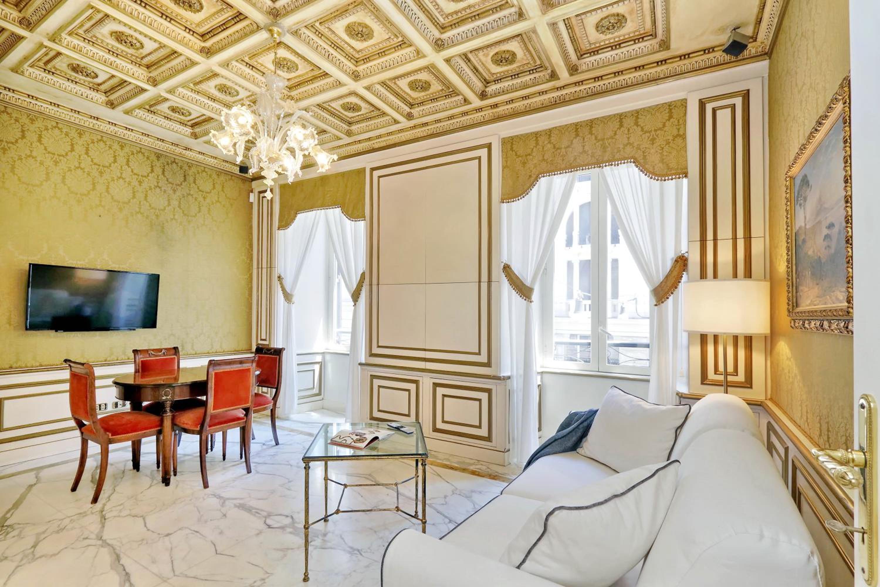 Elegant apartment nearby Trevi Fountain