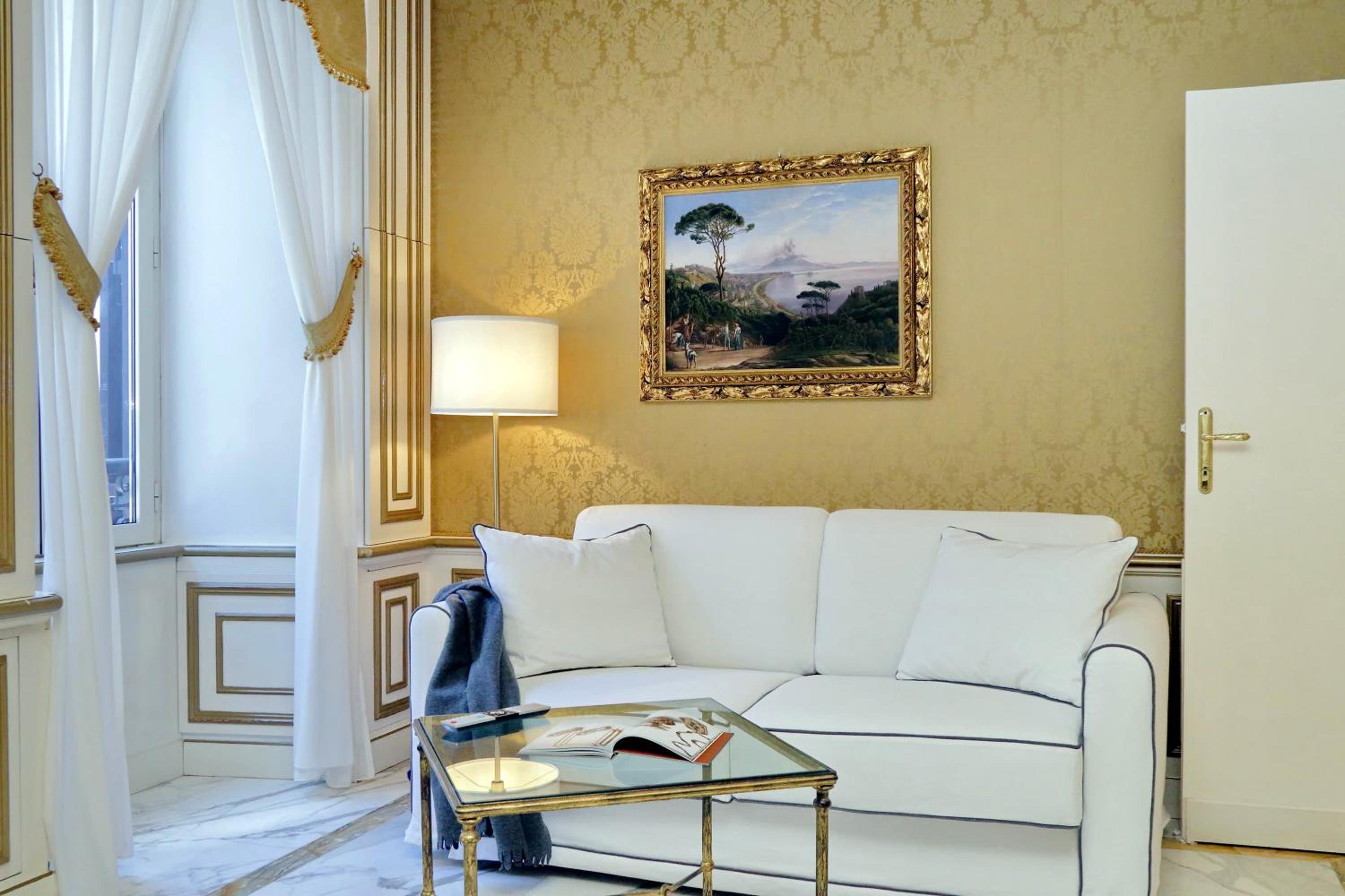 Elegant apartment nearby Trevi Fountain
