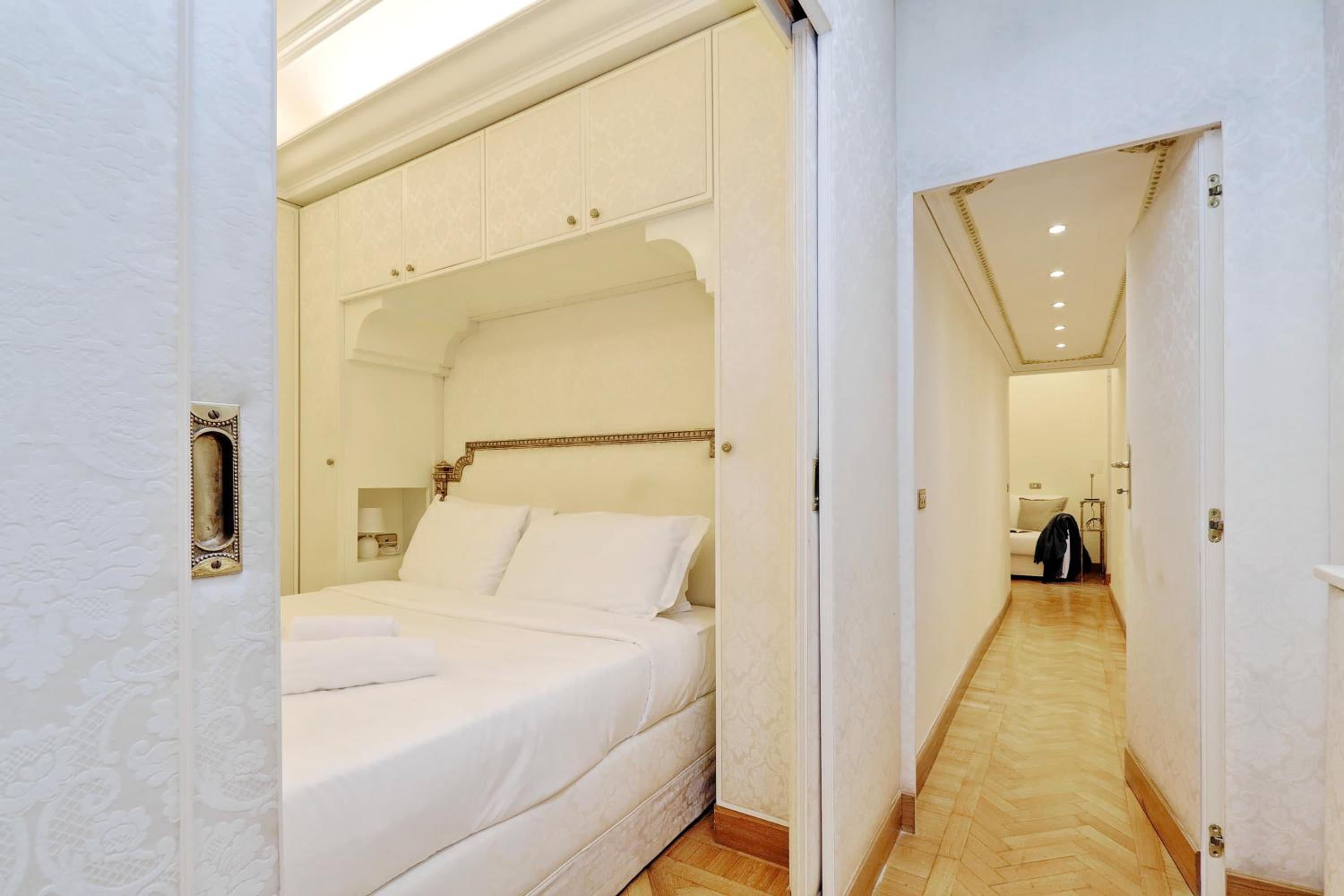 Elegant apartment nearby Trevi Fountain