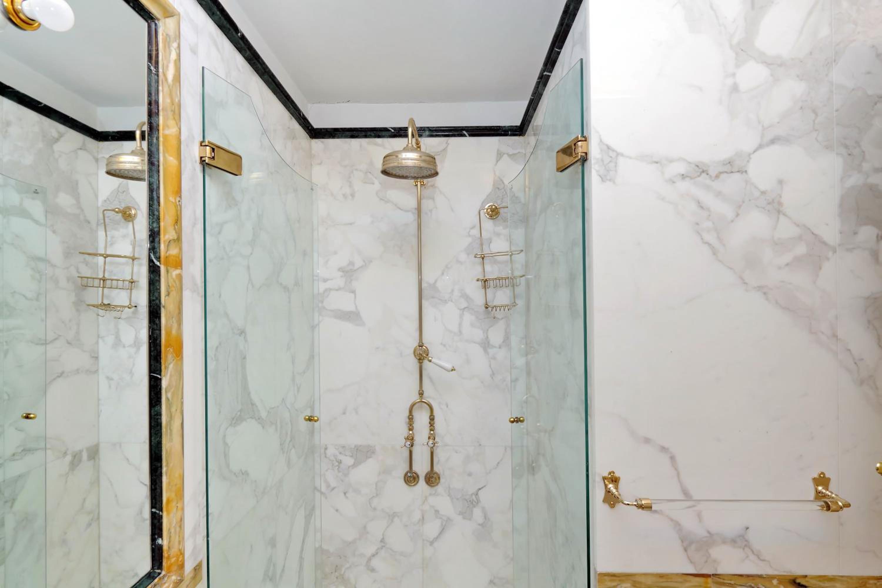 Elegant apartment nearby Trevi Fountain