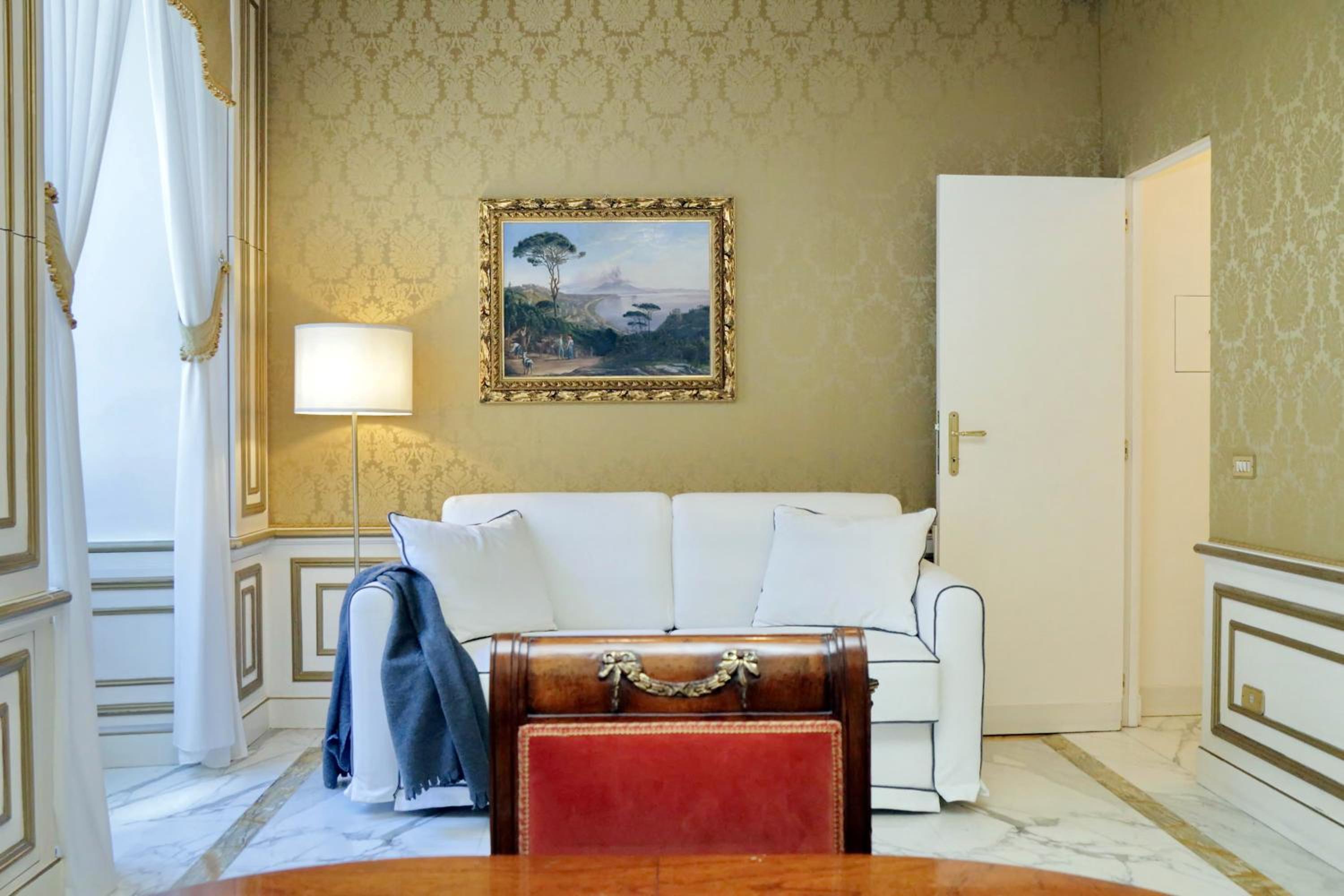 Elegant apartment nearby Trevi Fountain