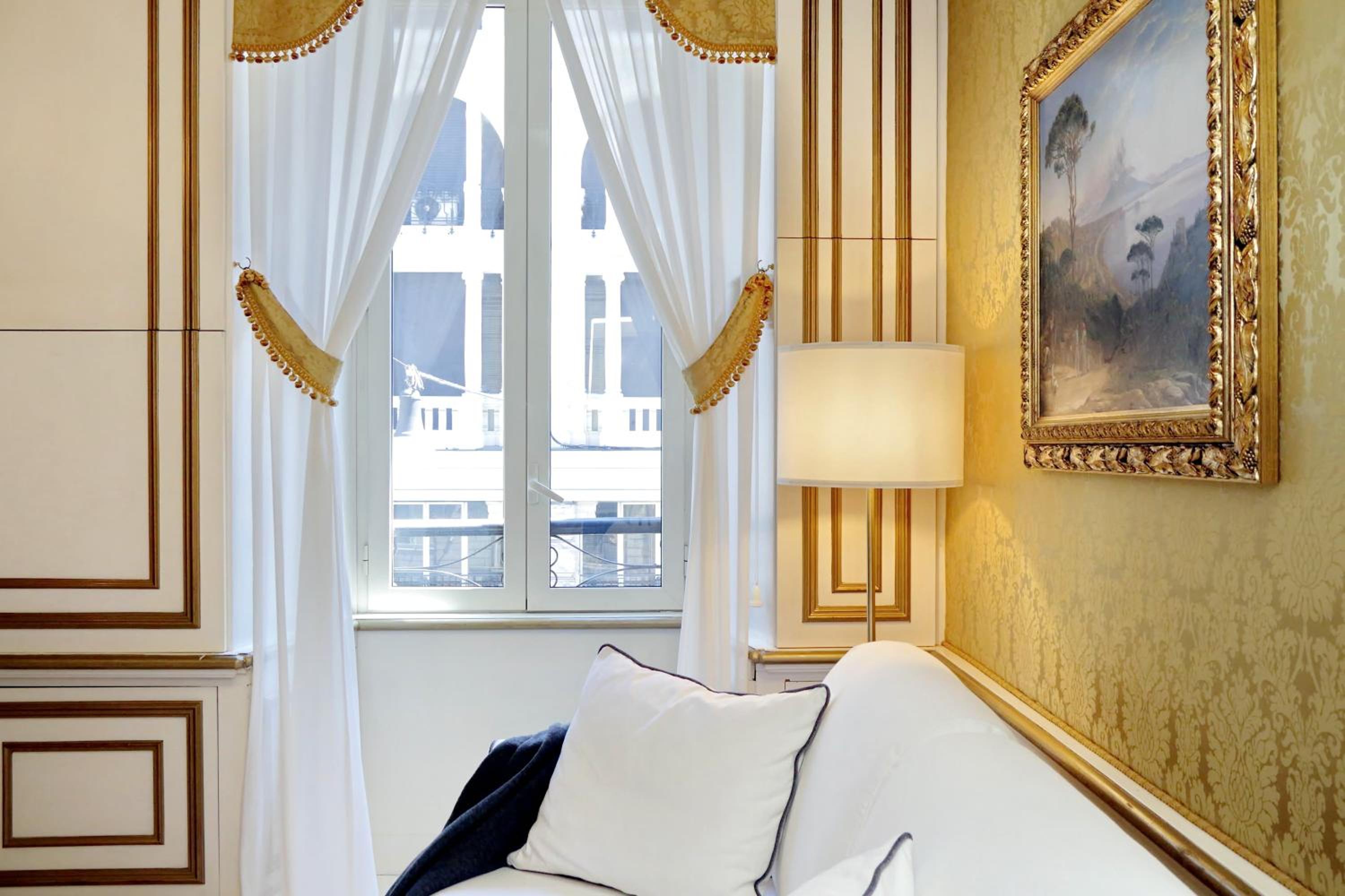 Elegant apartment nearby Trevi Fountain