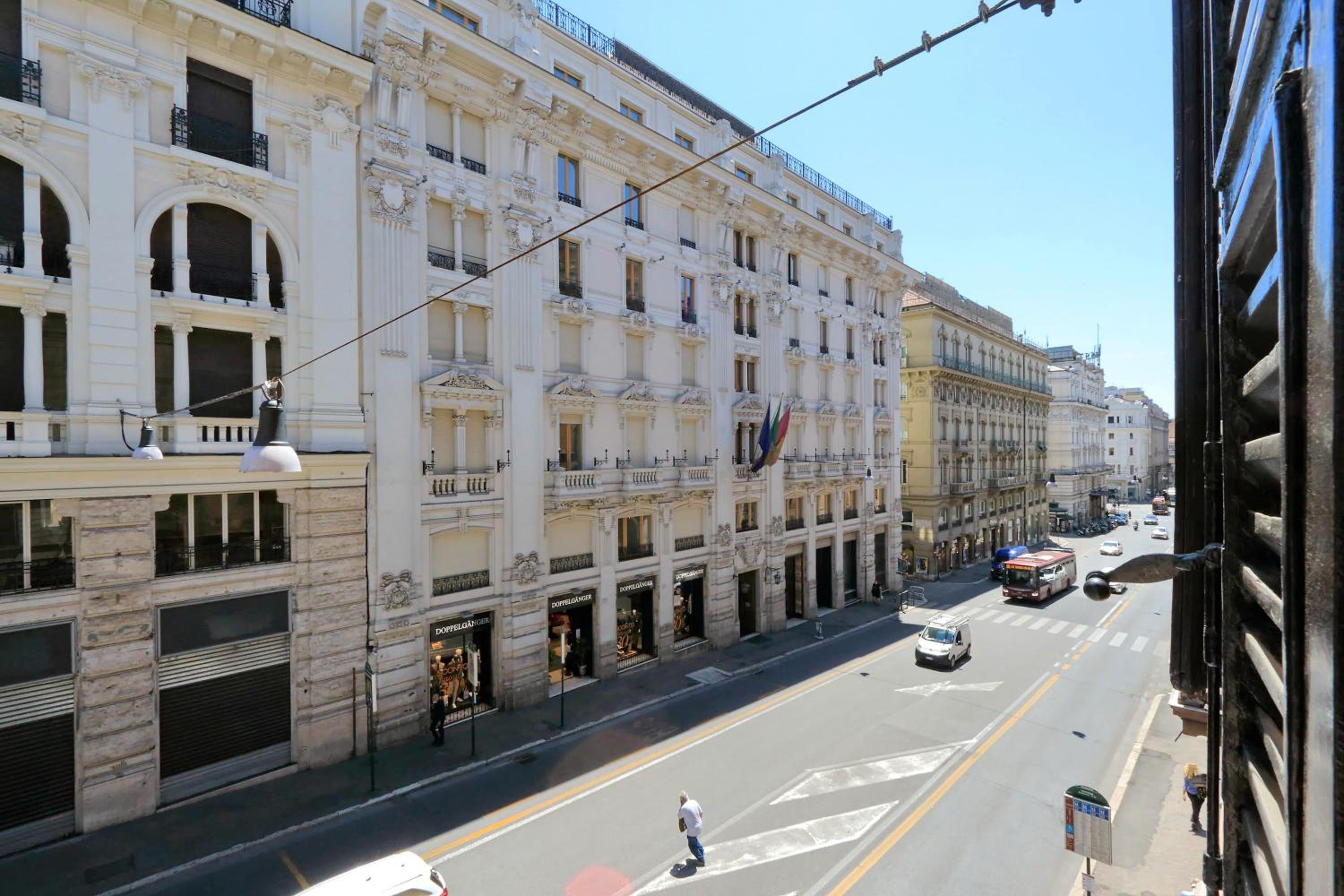 Elegant apartment nearby Trevi Fountain