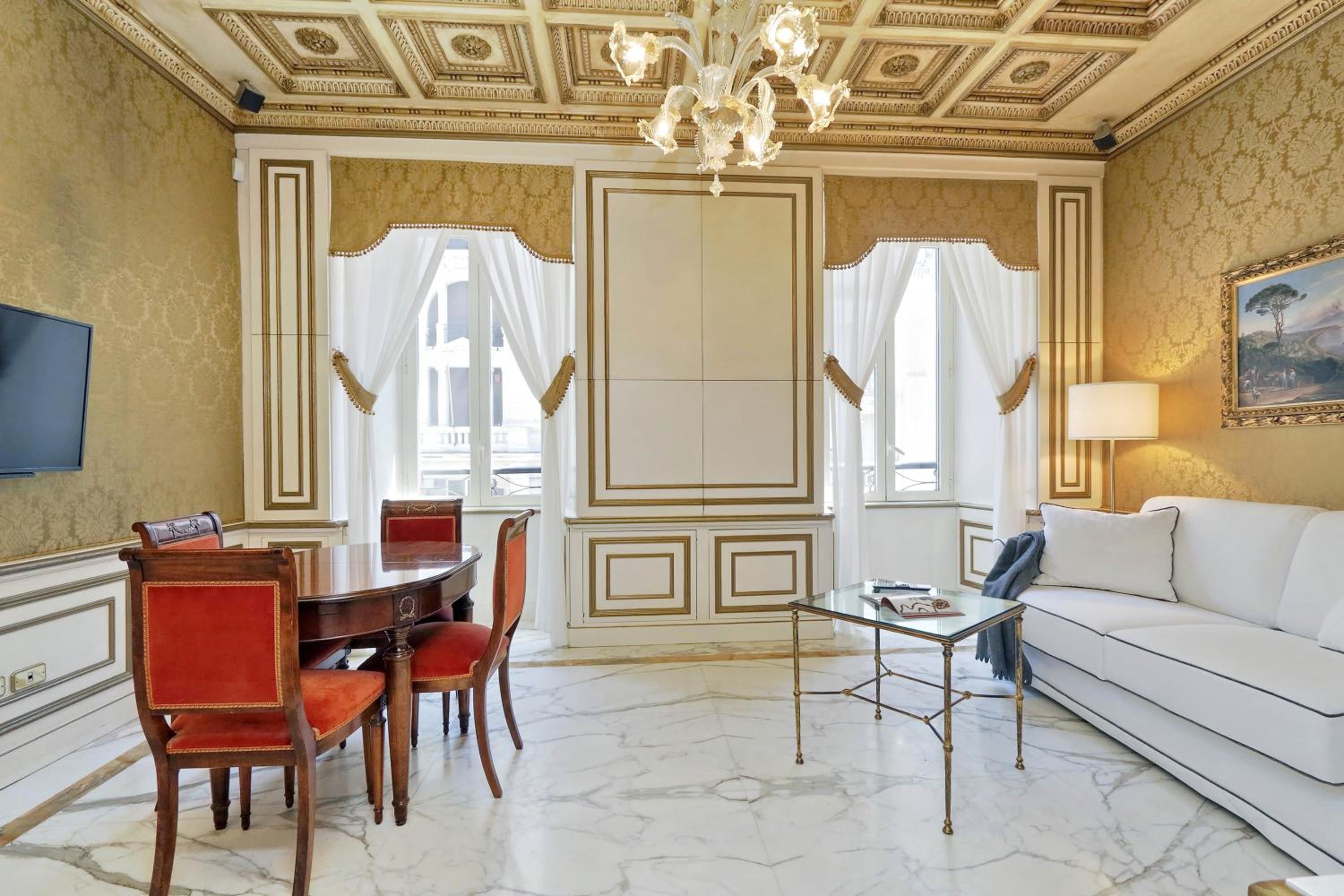 Elegant apartment nearby Trevi Fountain