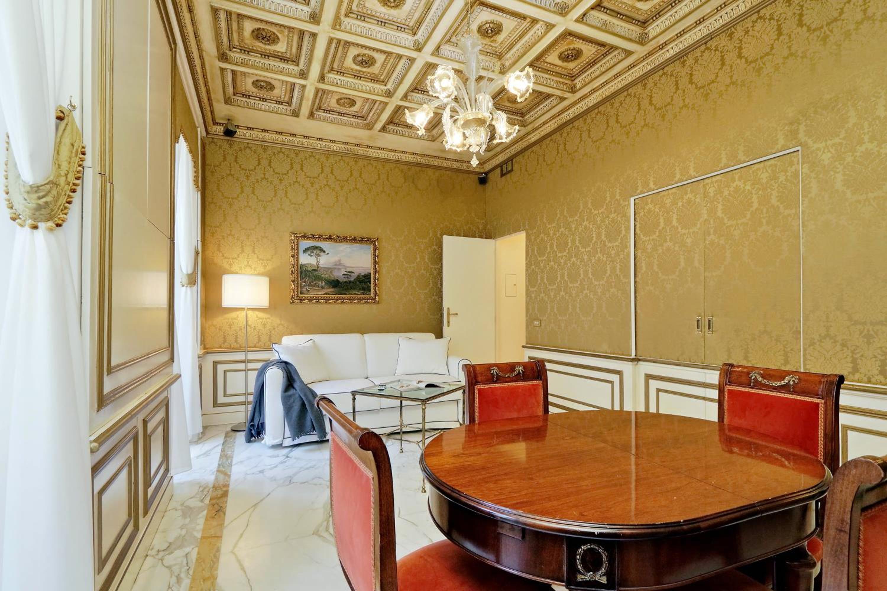 Elegant apartment nearby Trevi Fountain