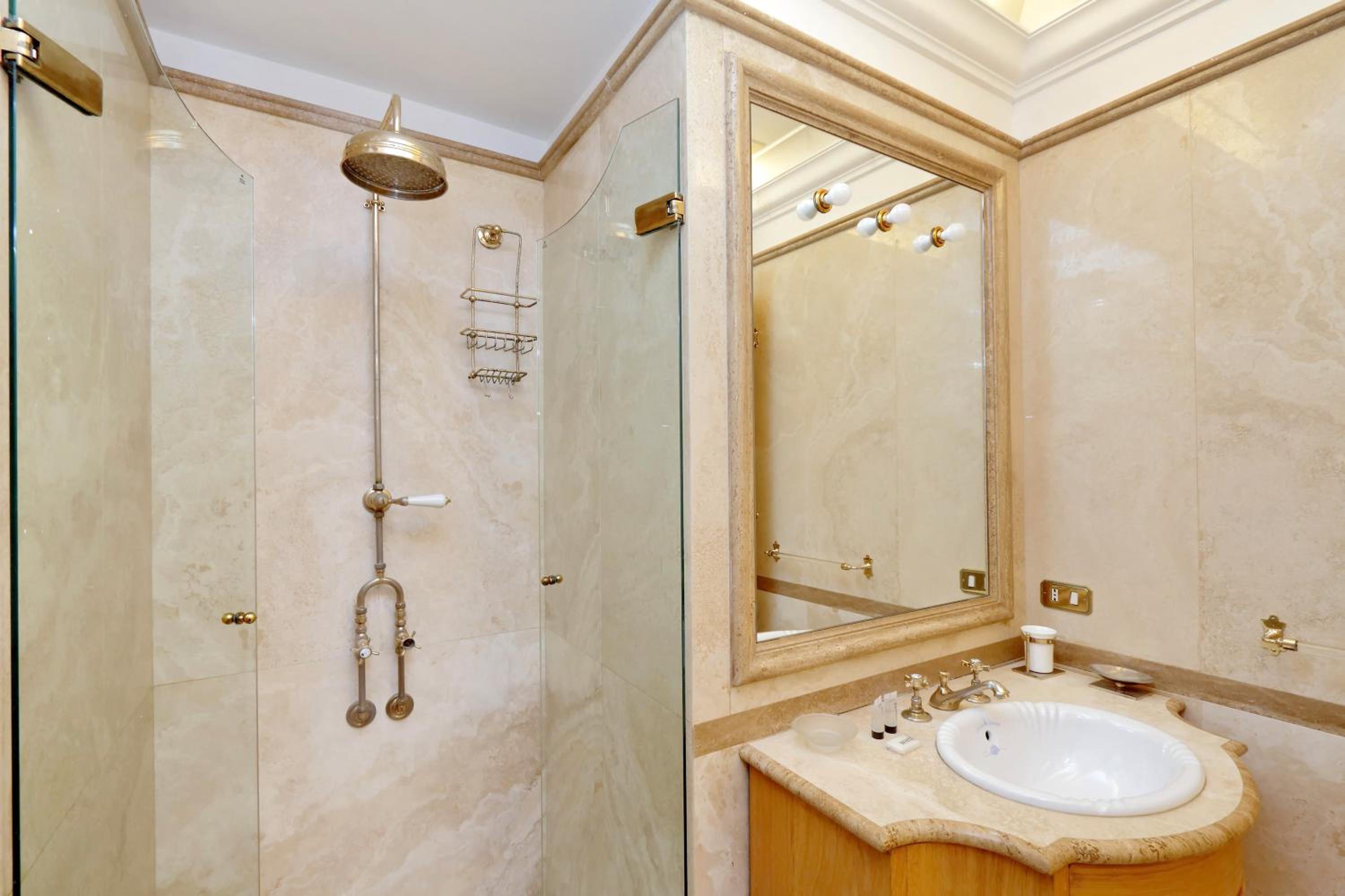 Elegant apartment nearby Trevi Fountain