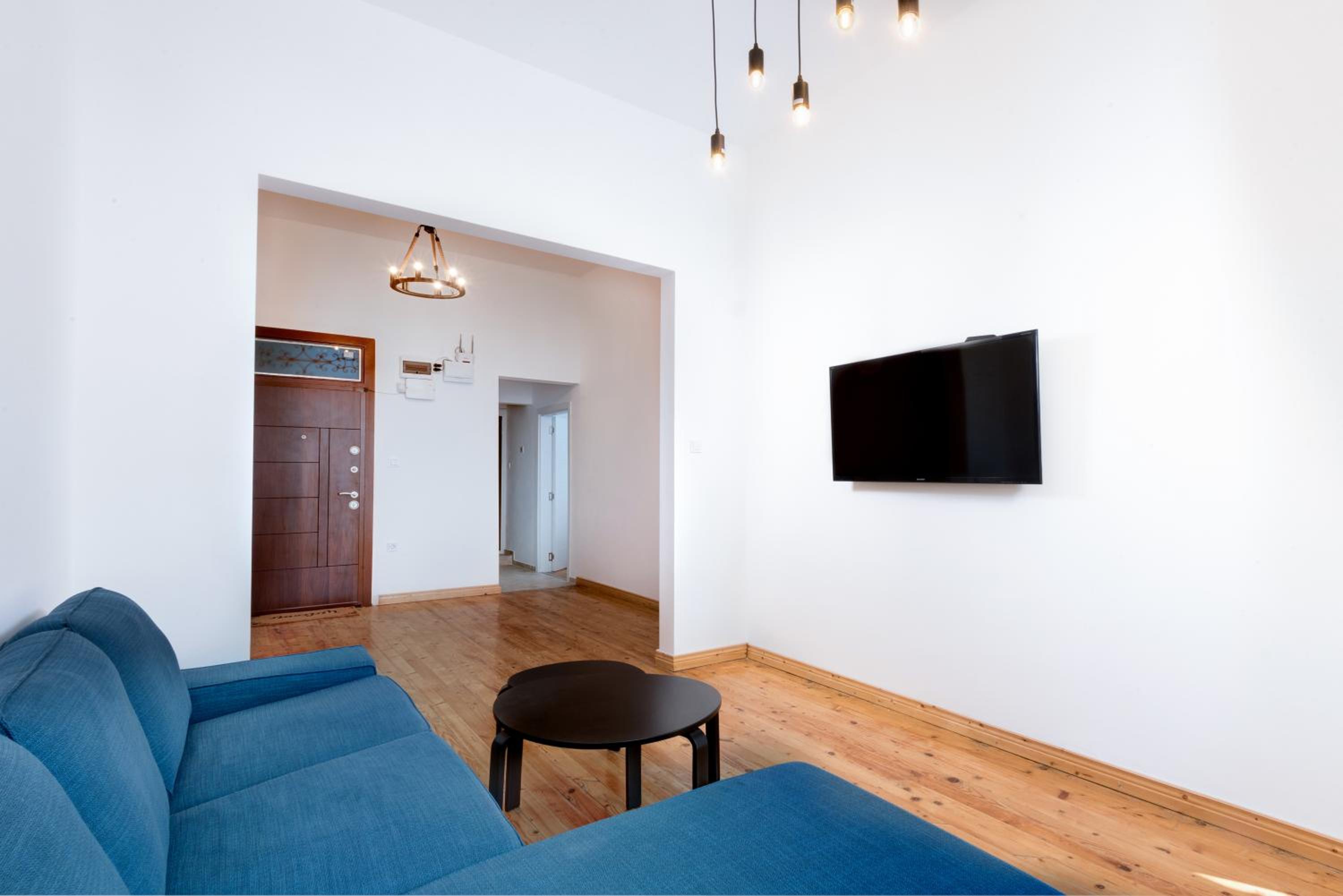 The WHITE APARTMENT - Bogoridi Main Street
