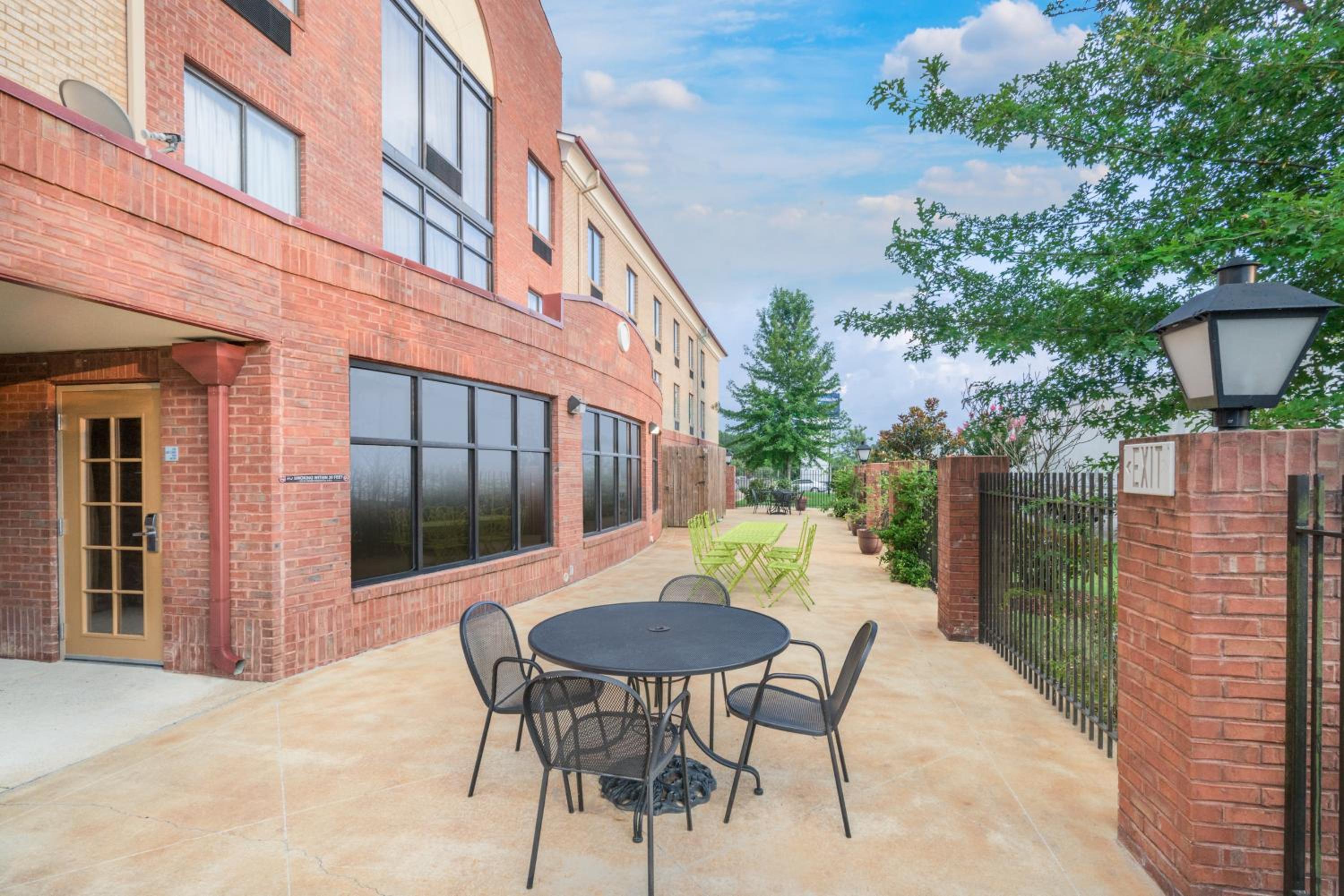 Gadsden Vacations - Holiday Inn Express Hotel  Suites- Gadsden, an IHG Hotel - Property Image 7