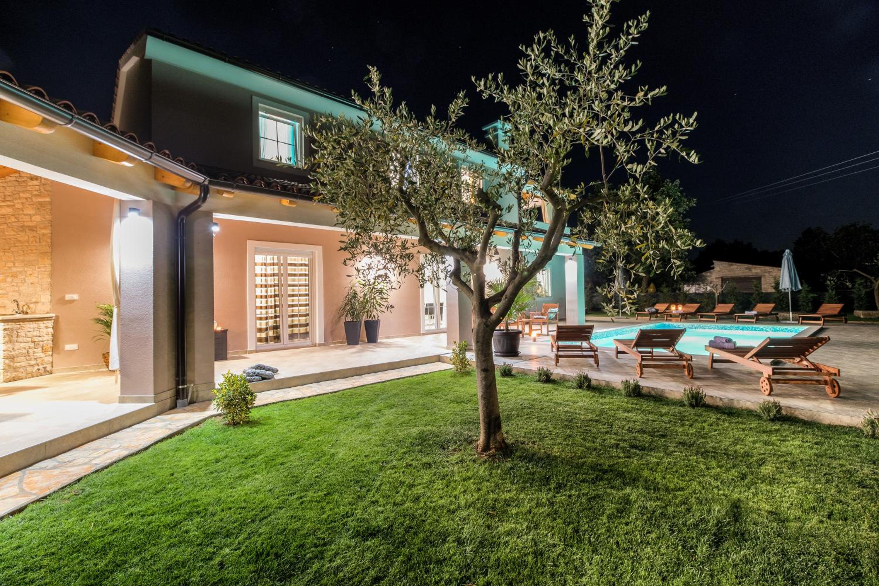 Spacious Villa with Private Pool, BBQ, Fenced Yard, Summer Kitchen, Beautiful Beaches nearby view 3