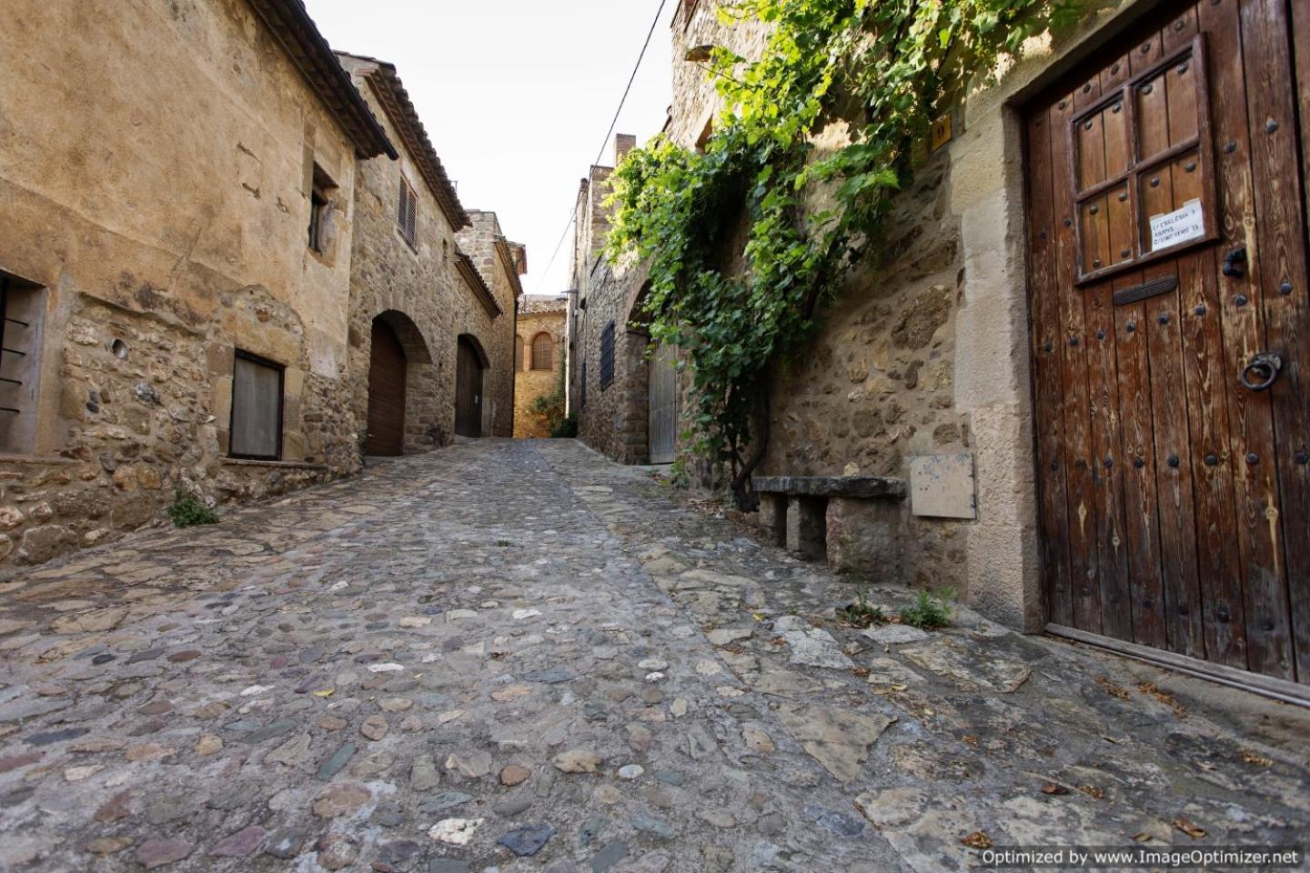 Encís d'Empordà -Adults Only-