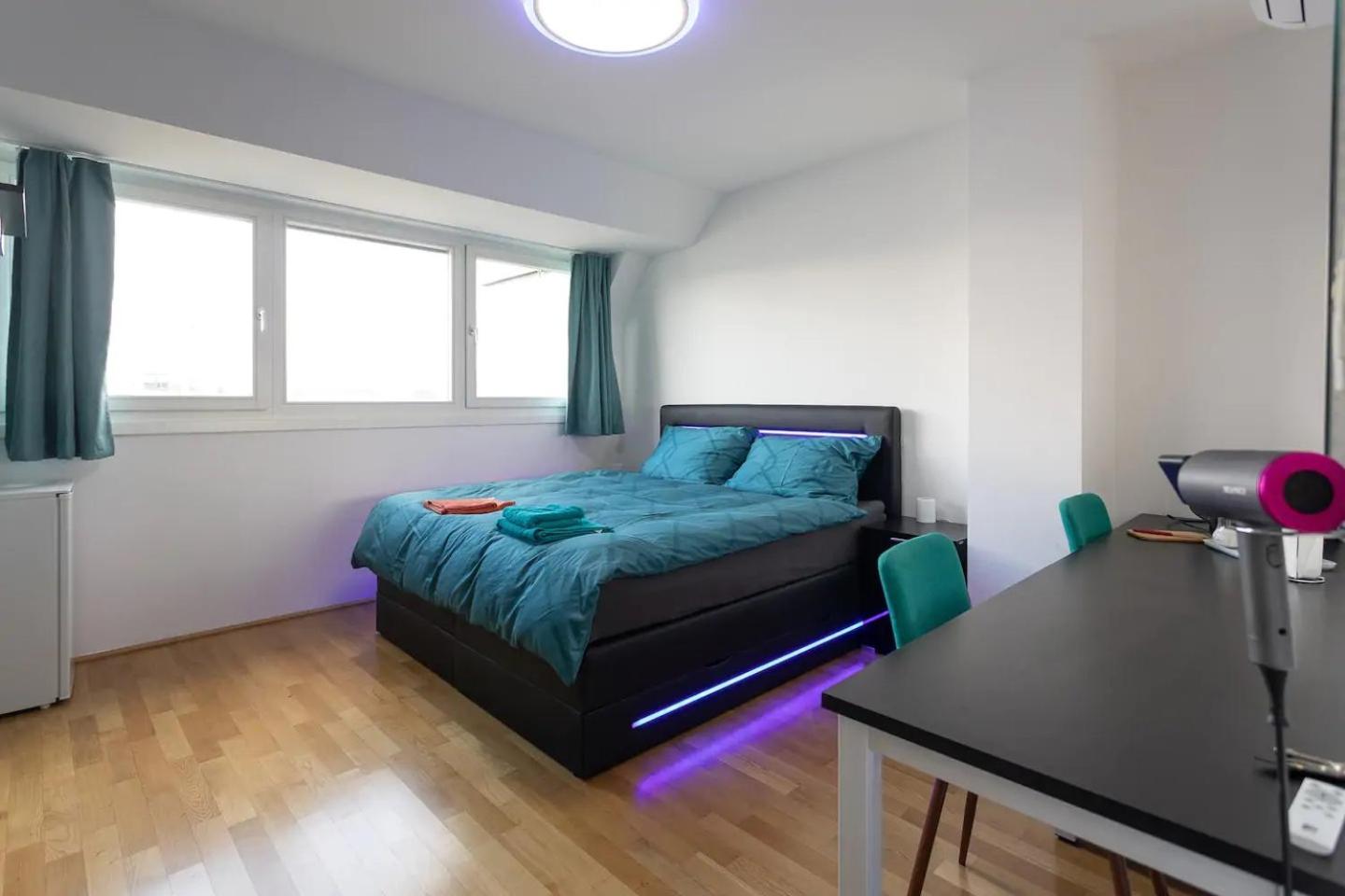 Private room with AC- microwave, personal fridge & metro access - 7 min to center