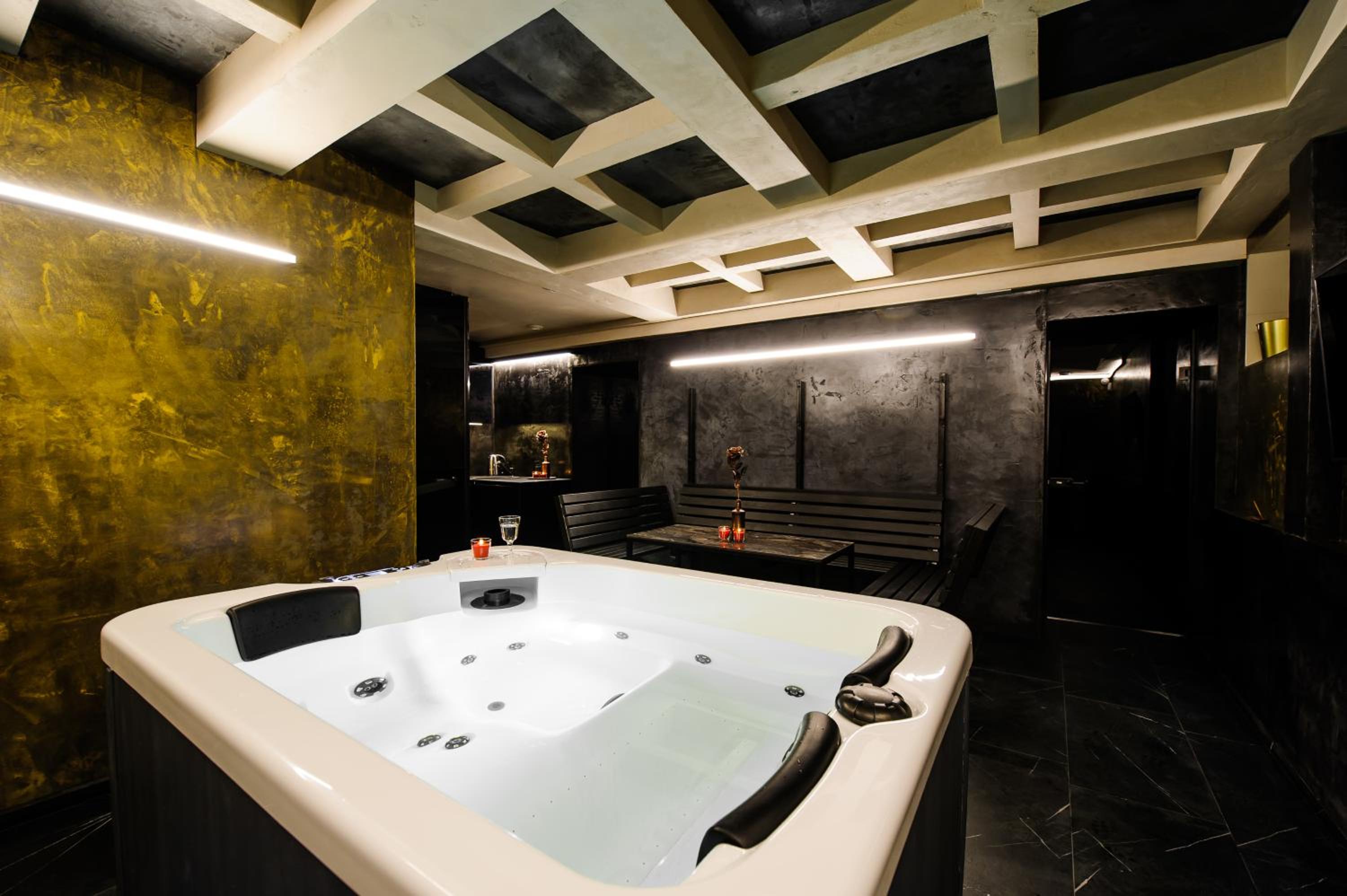 Hotel Apartments in Kaunas city centre with Jacuzzi bath - Image 1