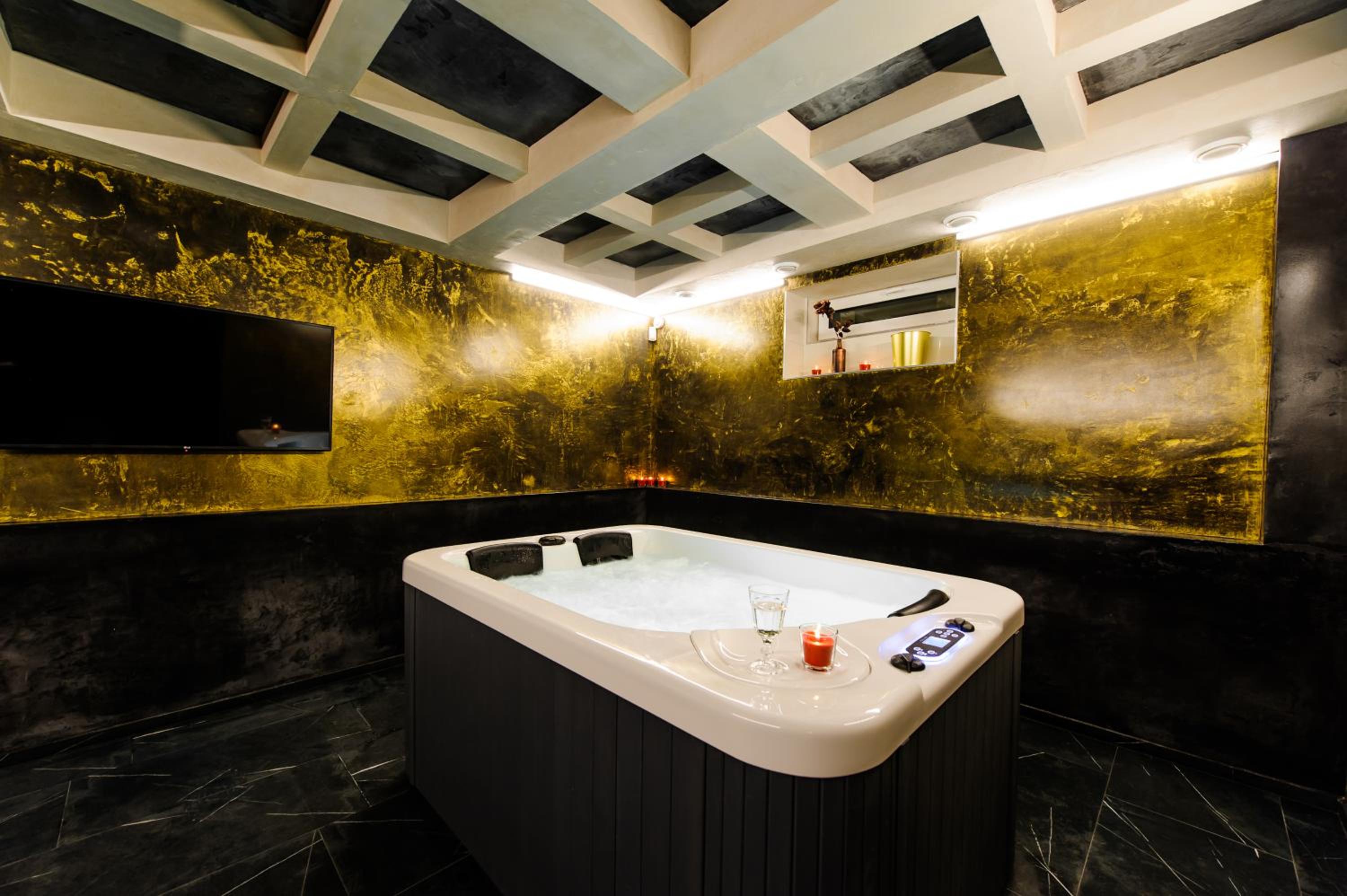 Apartments in Kaunas city centre with Jacuzzi bath view 4