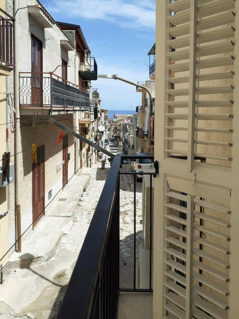 Hotel Flamingo Room - Image 1