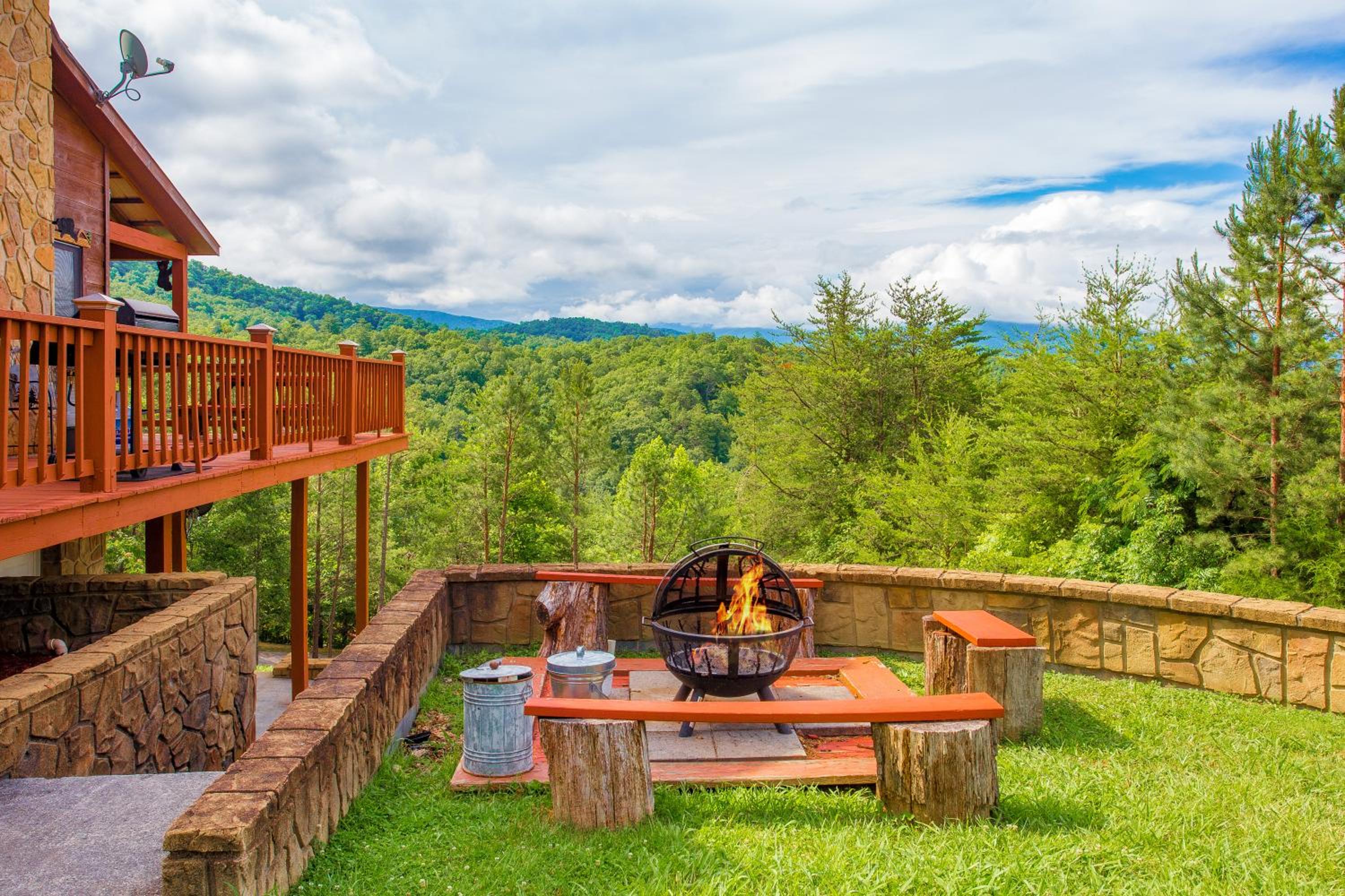 Kori's Mountain View, FREE tickets each paid day, Theater Room, Hot Tub, Game Room, WIFI!!! view 3