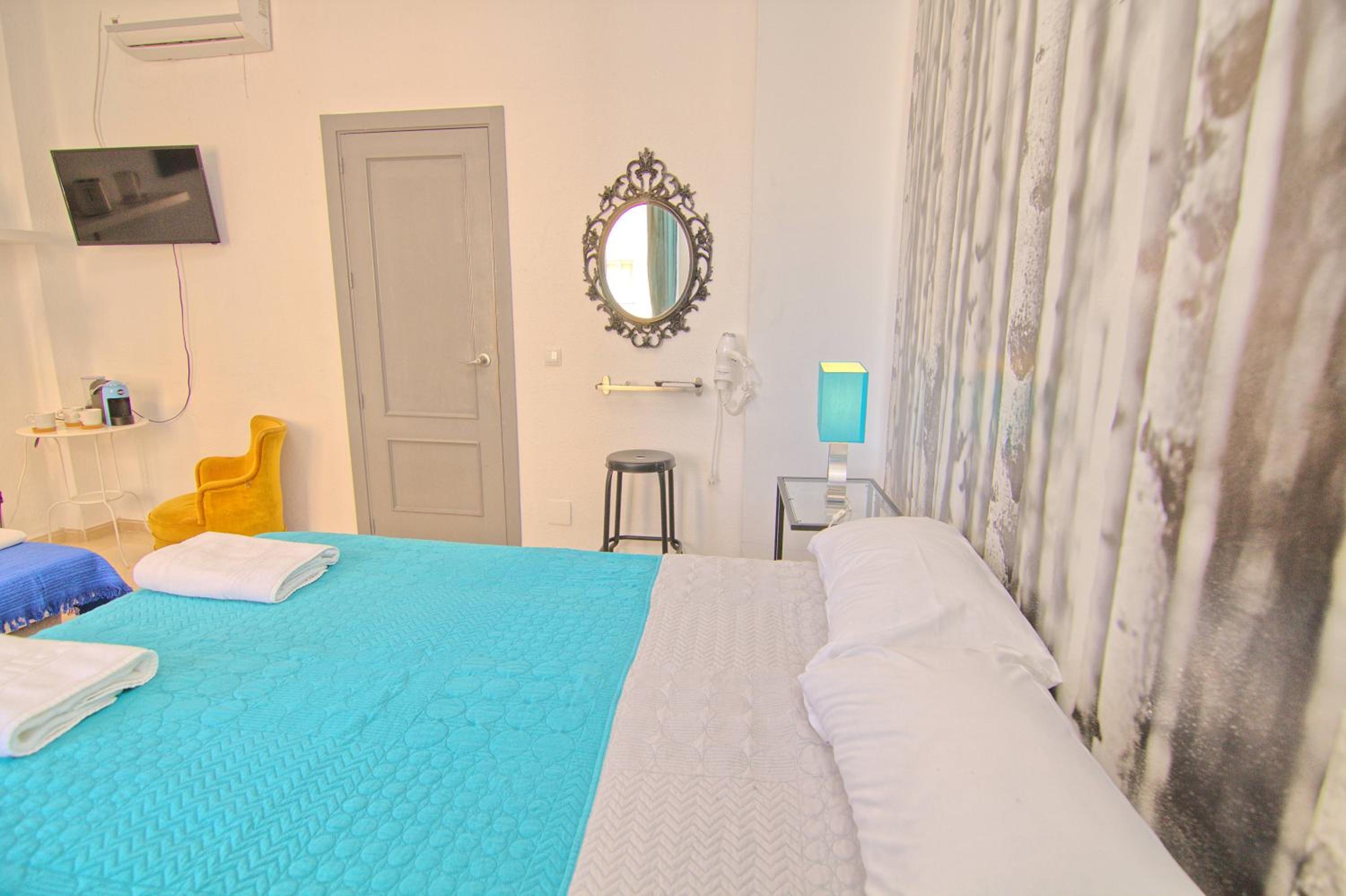 Low cost room Mercado Malaga
