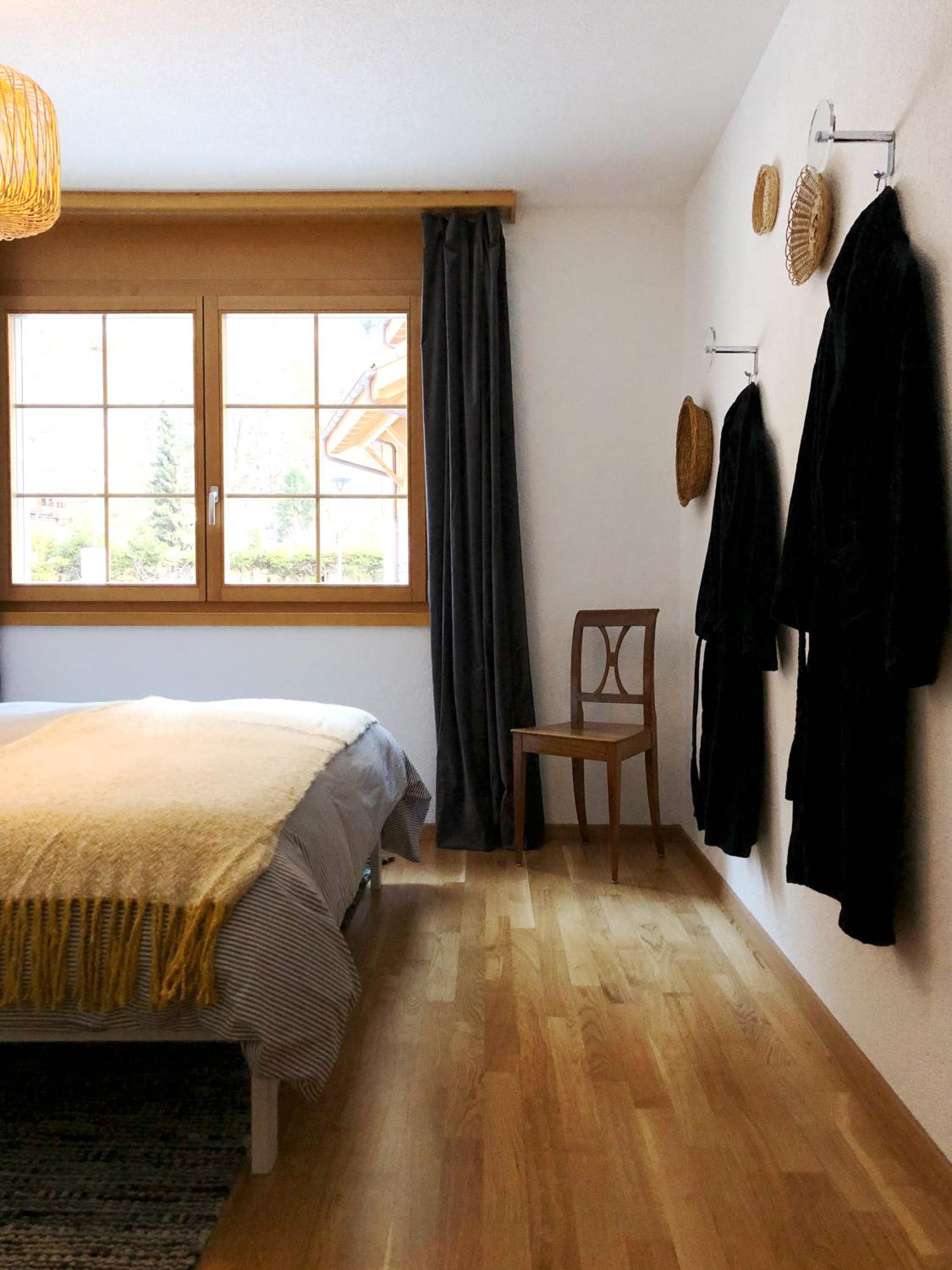 Modern Condo Comfy Queen bed Fast WiFi