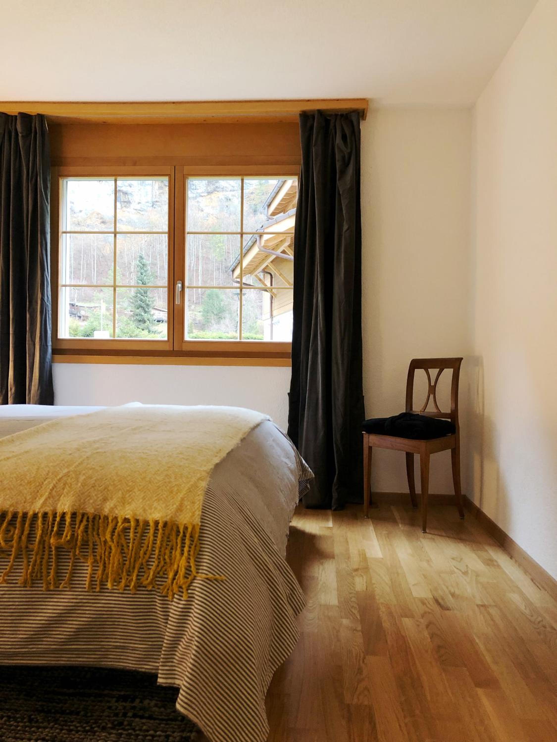 Modern Condo Comfy Queen bed Fast WiFi