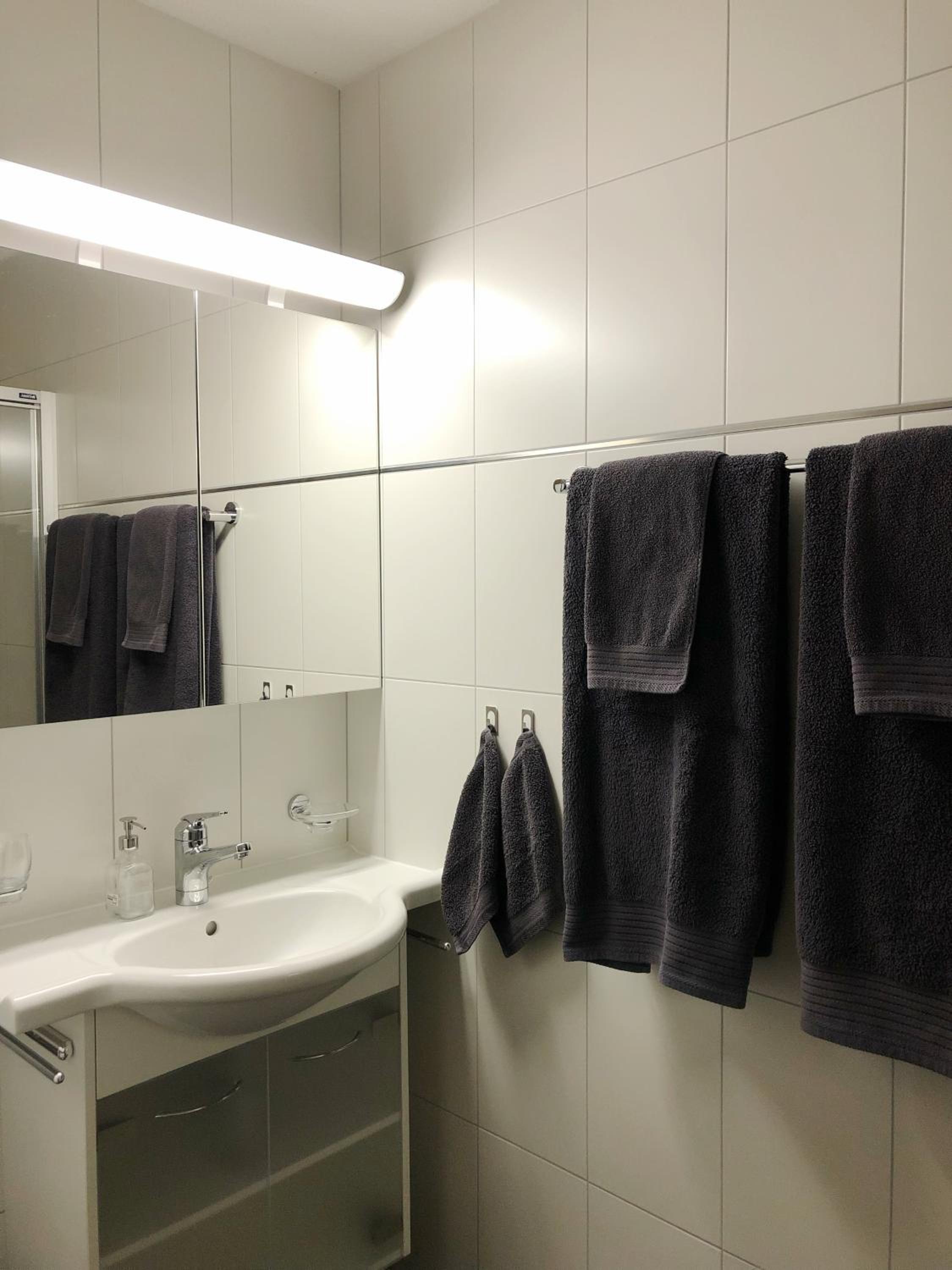 Modern Condo Comfy Queen bed Fast WiFi