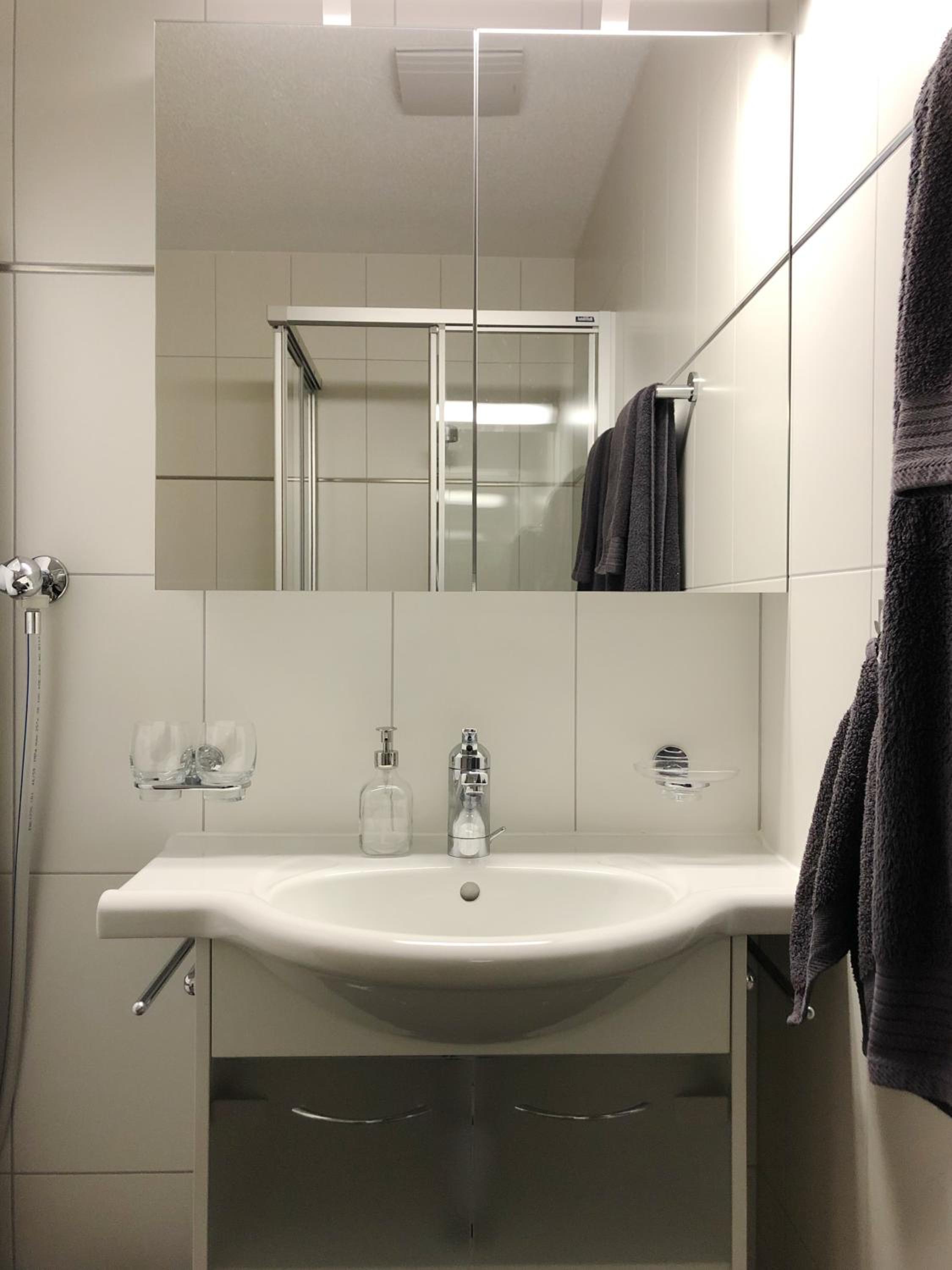Modern Condo Comfy Queen bed Fast WiFi
