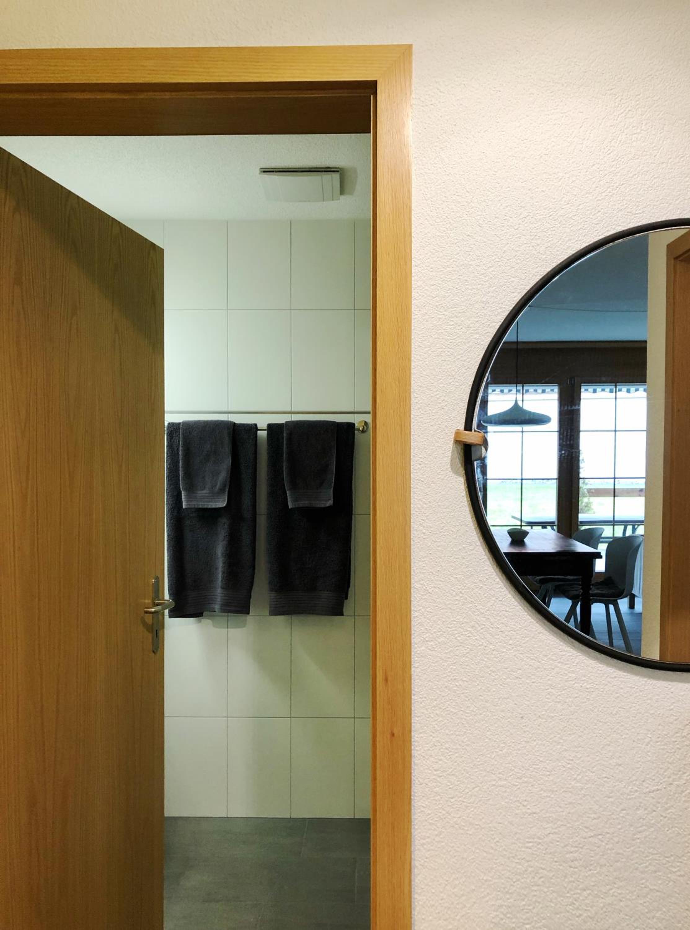 Modern Condo Comfy Queen bed Fast WiFi