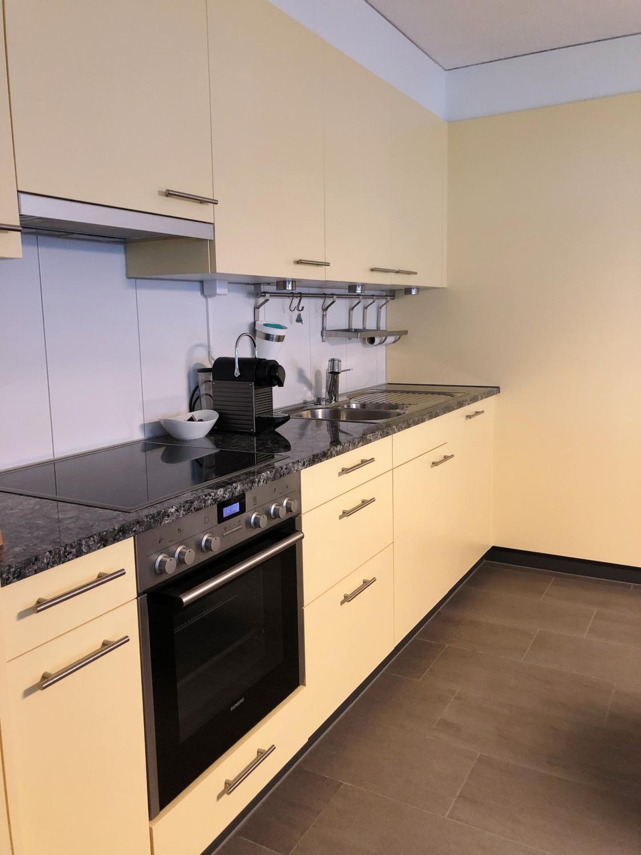 Modern Condo Comfy Queen bed Fast WiFi