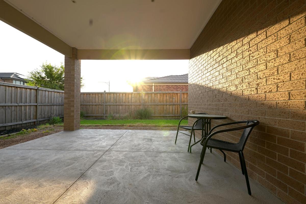 6 Bedrooms Contemporary Big House at Pakenhem