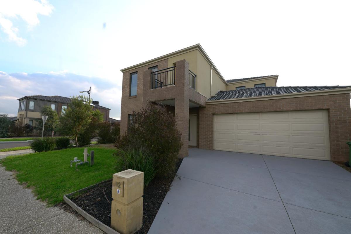 6 Bedrooms Contemporary Big House at Pakenhem