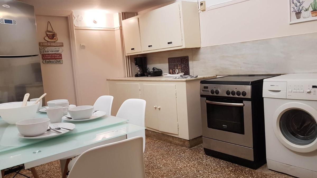 Olive Apartment - Athens Center, 4 Bedrooms, 1.5 Bathrooms