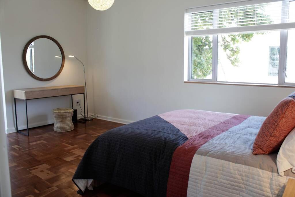 Table Mountain views, modern,lots of natural light, with parking view 3