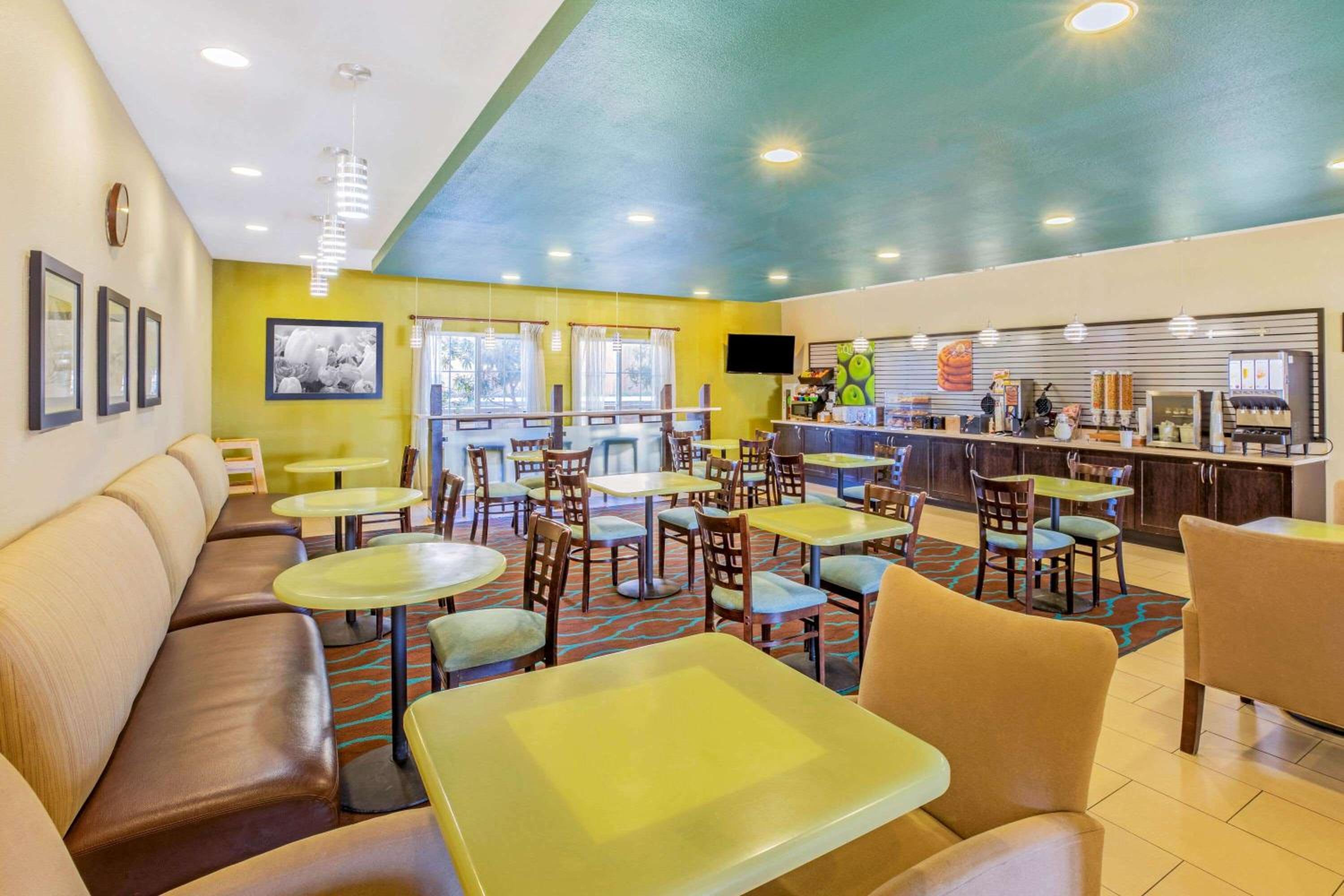La Quinta by Wyndham Floresville
