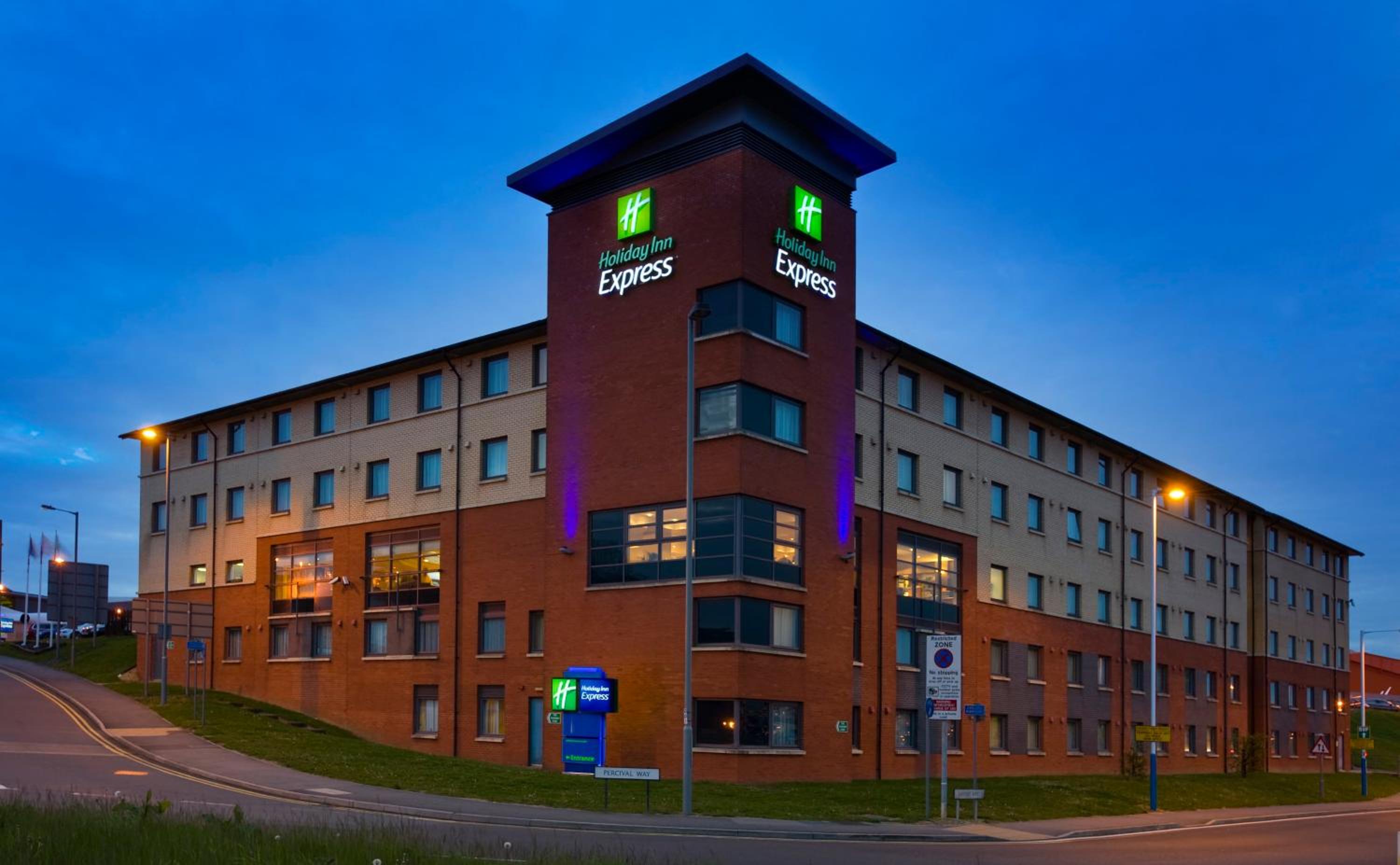 Luton Vacations - Holiday Inn Express London Luton Airport, an IHG Hotel - Property Image 1