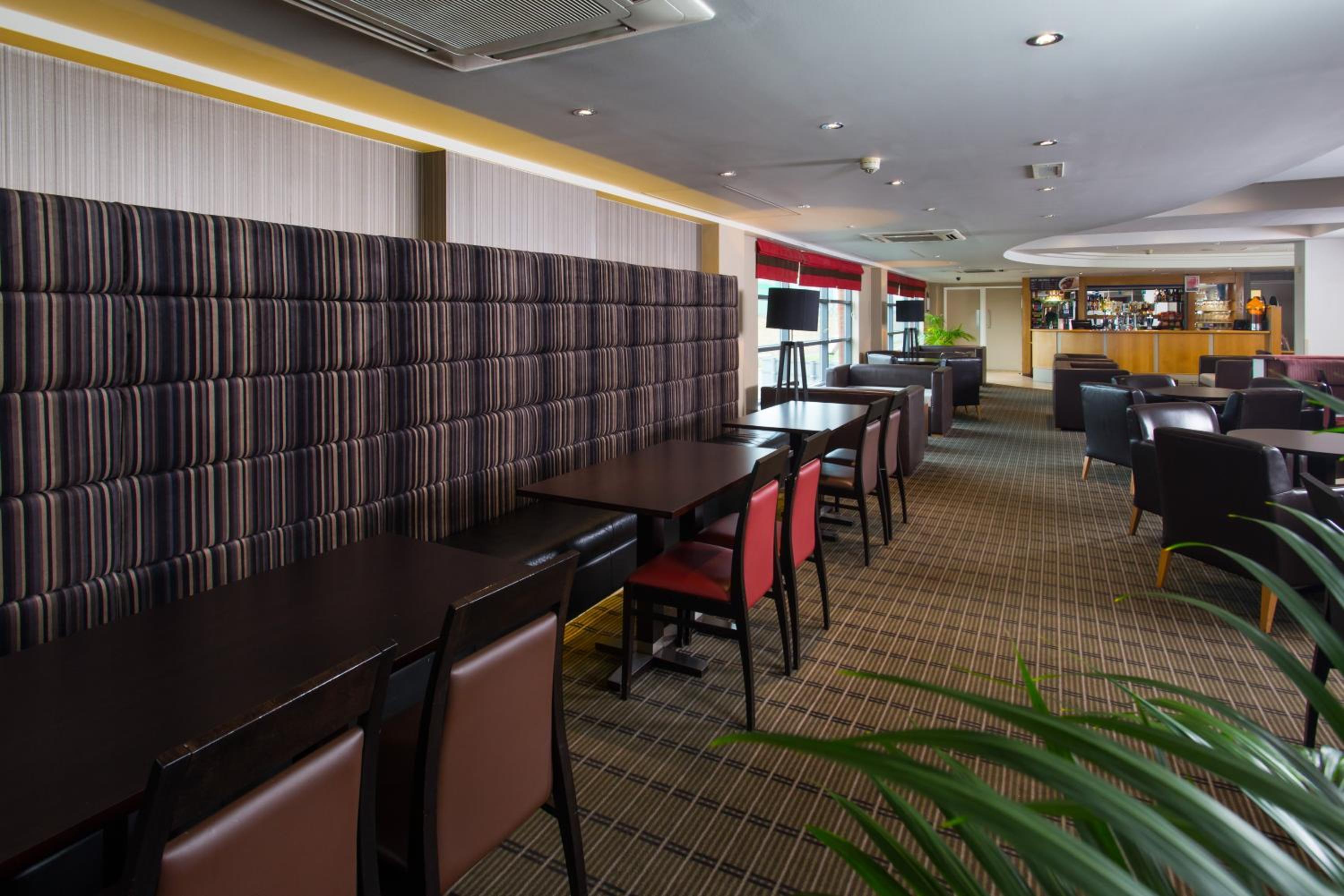 Luton Vacations - Holiday Inn Express London Luton Airport, an IHG Hotel - Property Image 9