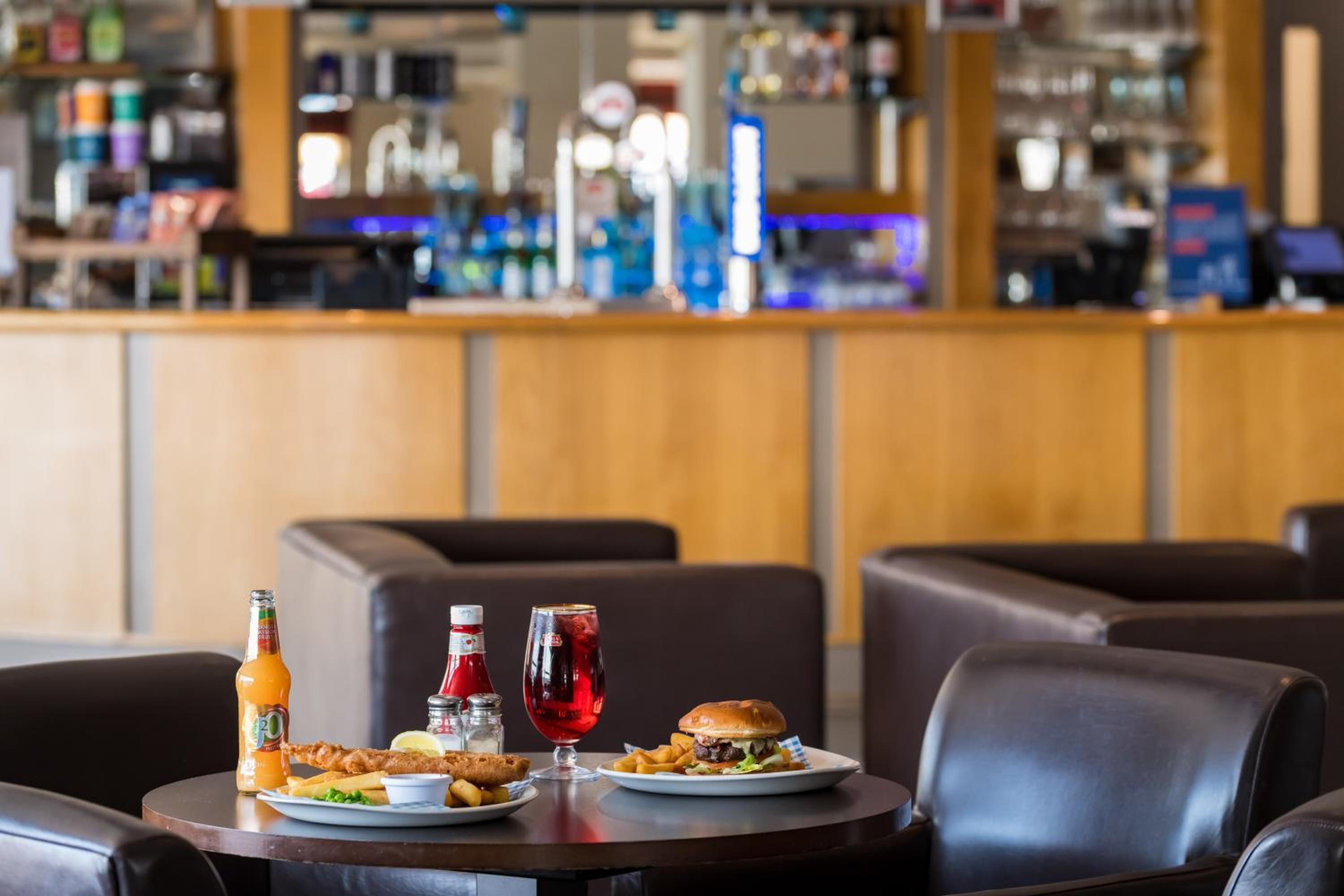 Luton Vacations - Holiday Inn Express London Luton Airport, an IHG Hotel - Property Image 12