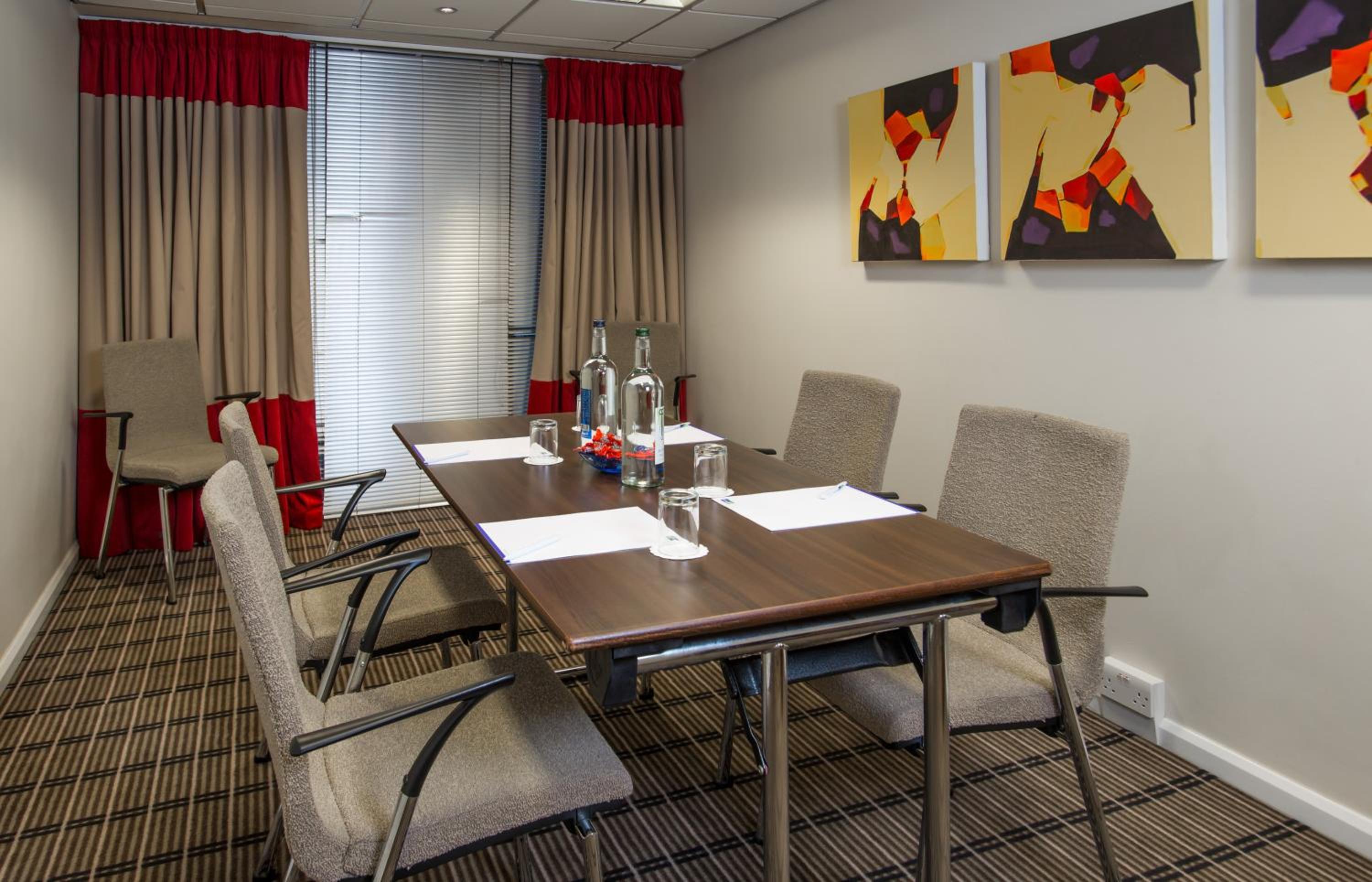 Luton Vacations - Holiday Inn Express London Luton Airport, an IHG Hotel - Property Image 3