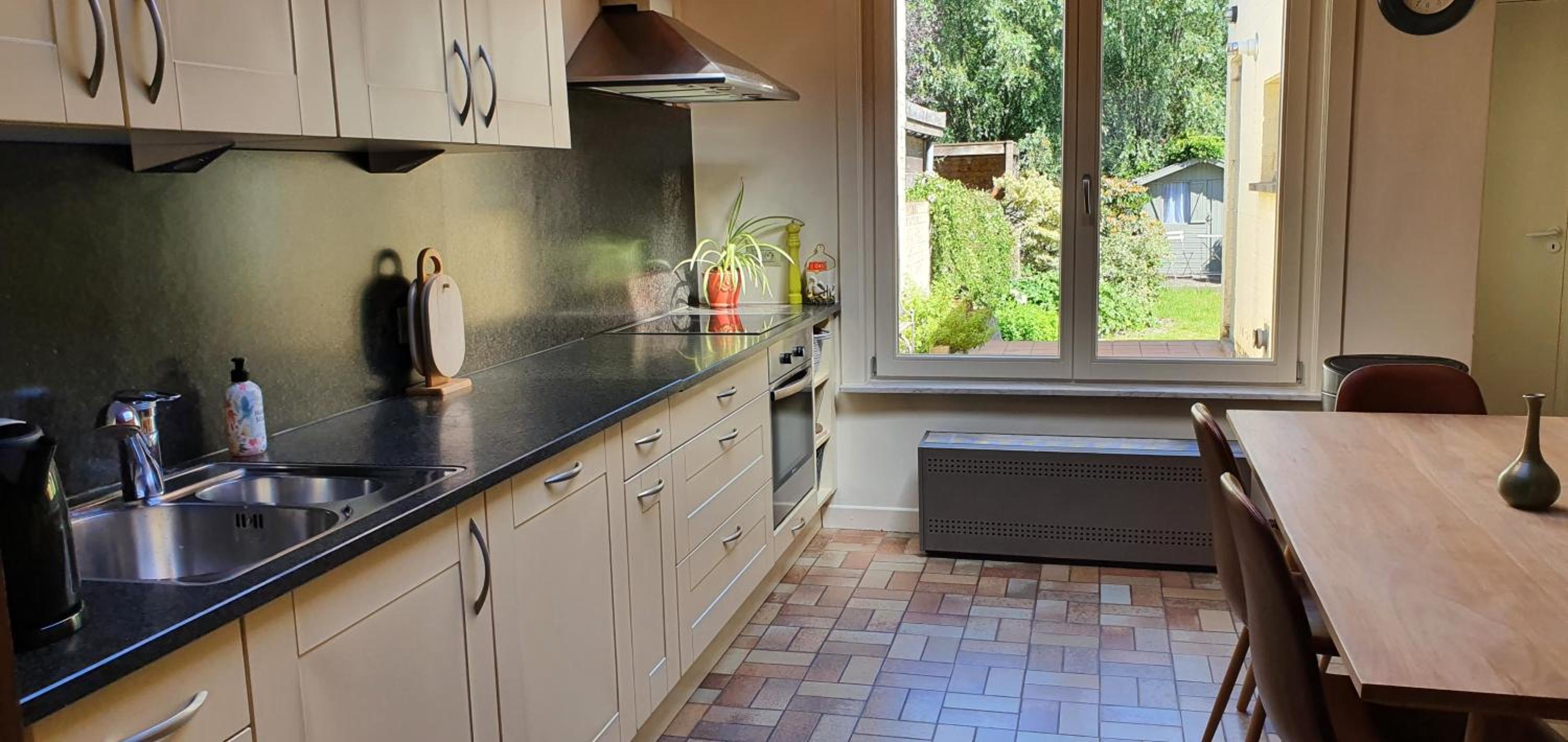 Close to centre, 3 rooms, 2 bathr & wc, free parking & wifi, spacious living area & kitchen