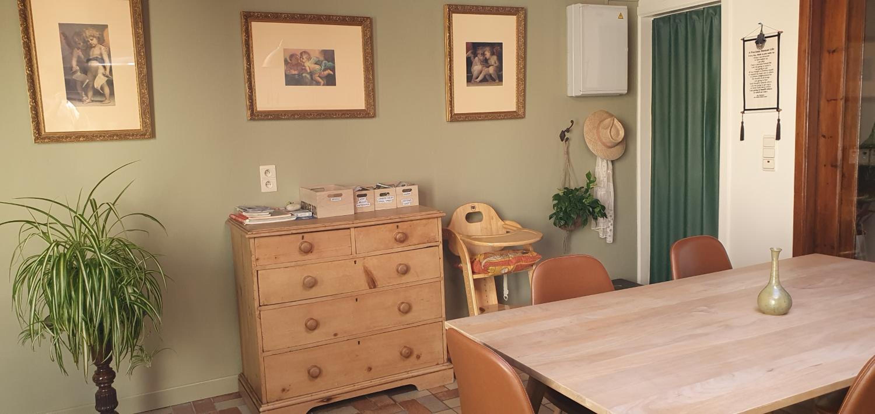 Close to centre, 3 rooms, 2 bathr & wc, free parking & wifi, spacious living area & kitchen