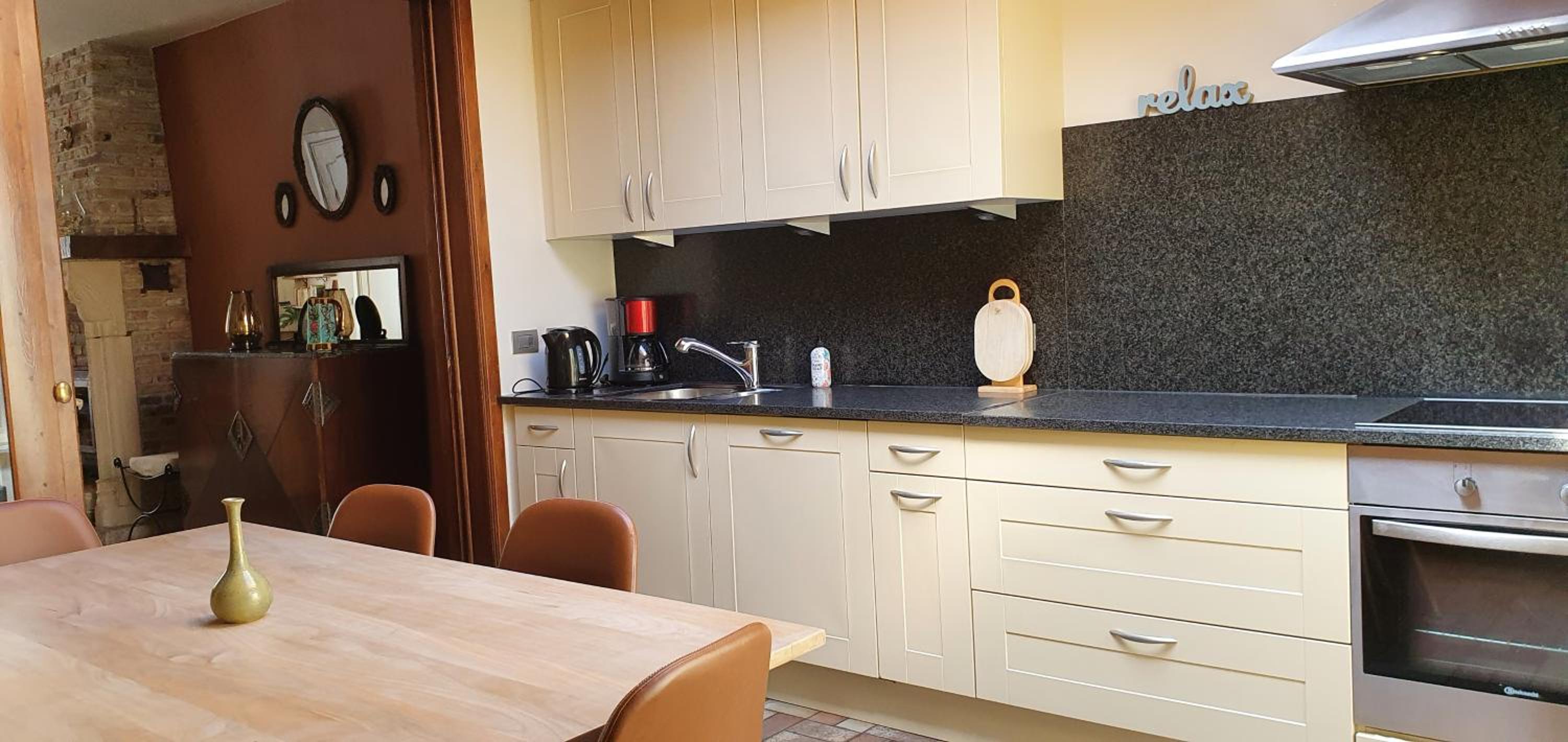 Close to centre, 3 rooms, 2 bathr & wc, free parking & wifi, spacious living area & kitchen